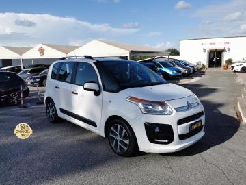CITROEN C3 PICASSO 1.4 VTi 95CV GPL AIRDREAM SEDUCTION

Immatricolazione 2014, 1.397cc, 95Cv 70Kw, 140.00Km, 5porte 5posti, Euro5B.

*** Impianto Gpl della casa ***

Con: Motore a 4 cilindri in linea, cambio manuale a 5 rapporti, computer
di bordo, Abs, Airbag, Esp, Aiuto frenata d'emergenza, vetri e
specchietti elettrici, cruise control, climatizzatore, fendinebbia,
radio Cd Mp3 Aux, Servosterzo elettrico ad assistenza variabile,
Volante regolabile in altezza e profonditÃ , Regolatore limitatore di
velocitÃ , Rilevatore bassa pressione pneumatici, cerchi da 16â€.



Il prezzo proposto di euro 5.500,00euro Ã¨ legato alla promozione web che prevede un acquisto tramite finanziamento di intero importo. Info in sede.
Il prezzo senza promo Ã¨ di euro 6.400,00.
Rimangono sempre esclusi i costi :
-del passaggio di proprietÃ  pari ad euro 500,00.
-messa su strada pari ad euro 400,00 che include controlli tagliando completo preconsegna (olio,filtro olio, filtro aria e tutti icomponenti necessari al ripristino ivi compresi kit distribuzione),igienizzazione interni, kit ruota di scorta o kit gonfiaggio, 12 mesi di garanzia estendibili a 24 36mesi in base al veicolo e copre i componenti non soggetti ad usura (dettagli in sede).
Il prezzo del veicolo pubblicizzato Ã¨ stato calcolato utilizzando tutte le campagne commerciali a disposizione.

*************

I NOSTRI SERVIZI :
-Acquisto diretto con pagamento immediato
-conto vendita
-vendita auto, moto e scooter usati e garantiti
-vendita veicoli d'epoca
-permuta auto con moto e viceversa
-noleggio breve e lungo termine
-finanziamenti personalizzati (rata costante,mini e maxi rate, leasing)
-assistenza post-vendita con societÃ  di garanzie e officine partner
-assicurazioni
-consulenze e stime per acquisti tra privati

VISITA il nostro sito internet: automotousateroma.it oppure scarica la nostra App: automotousateroma dall' Apple store o Play store per restare aggiornato sui nostri ultimi arrivi.

VIENI A TROVARCI PER VEDERE DAL VIVO QUESTO VEICOLO :
Auto Moto Usate Roma s.r.l.Via Appia Nuova 23, 00047, Marino (RM) (adiacente Sorelle Ramonda)

*************

HAI UNA PERMUTA?
compila il form sull'App o nel nostro sito automotousateroma.it
oppure inviaci foto e descrizione (modello anno km motore ...)
al nostro numero whatsapp : Cell. 351-4646876 o e-mail : info@automotousateroma.it

*************
La Auto Moto Usate Roma Srl declina ogni responsabilitÃ  per eventuali involontarie incongruenze che non rappresentano in alcun modo un impegno contrattuale e invitano i clienti a verificare sempre dal vivo la correttezza dei dati che potrebbero non coincidere con lâ€™effettivo equipaggiamento del veicolo spesso dovuto alla incompatibilitÃ  dei dati trasmessi sulle varie piattaforme web.