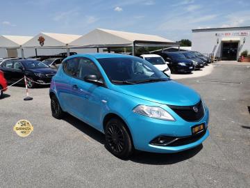 LANCIA YPSILON 1.0 HYBRID S S ECOCHIC SILVER


Immatricolazione2021, 999cc, 69Cv 51Kw, 38.000km, 4posti-5porte, Euro6D-TEMP.

*** idonea per NEOPATENTATI ***

Con: Motore 3 cilindri, cambio manuale a 6 rapporti, impianto stereo
cd-mp3, finestrini elettrici, ABS EBD, ESP. Comandi al volante,
computer di bordo, climatizzatore, servosterzo, S S, isofix,
cerchi da 15â€.

Il prezzo proposto di euro 9.900,00euro Ã¨ legato alla promozione web che prevede un acquisto tramite finanziamento di intero importo. Info in sede.
Il prezzo senza promo Ã¨ di euro 10.900,00.
Rimangono sempre esclusi i costi :
-del passaggio di proprietÃ  pari ad euro 400,00.
-messa su strada pari ad euro 400,00 che include controlli tagliando completo preconsegna (olio,filtro olio, filtro aria e tutti icomponenti necessari al ripristino ivi compresi kit distribuzione),igienizzazione interni, kit ruota di scorta o kit gonfiaggio, 12 mesi di garanzia estendibili a 24 36mesi in base al veicolo e copre i componenti non soggetti ad usura (dettagli in sede).
Il prezzo del veicolo pubblicizzato Ã¨ stato calcolato utilizzando tutte le campagne commerciali a disposizione.

*************

I NOSTRI SERVIZI :
-Acquisto diretto con pagamento immediato
-conto vendita
-vendita auto, moto e scooter usati e garantiti
-vendita veicoli d'epoca
-permuta auto con moto e viceversa
-noleggio breve e lungo termine
-finanziamenti personalizzati (rata costante,mini e maxi rate, leasing)
-assistenza post-vendita con societÃ  di garanzie e officine partner
-assicurazioni
-consulenze e stime per acquisti tra privati

VISITA il nostro sito internet: automotousateroma.it oppure scarica la nostra App: automotousateroma dall' Apple store o Play store per restare aggiornato sui nostri ultimi arrivi.

VIENI A TROVARCI PER VEDERE DAL VIVO QUESTO VEICOLO :
Auto Moto Usate Roma s.r.l.Via Appia Nuova 23, 00047, Marino (RM) (adiacente Sorelle Ramonda)

*************

HAI UNA PERMUTA?
compila il form sull'App o nel nostro sito automotousateroma.it
oppure inviaci foto e descrizione (modello anno km motore ...)
al nostro numero whatsapp : Cell. 351-4646876 o e-mail : info@automotousateroma.it

*************
La Auto Moto Usate Roma Srl declina ogni responsabilitÃ  per eventuali involontarie incongruenze che non rappresentano in alcun modo un impegno contrattuale e invitano i clienti a verificare sempre dal vivo la correttezza dei dati che potrebbero non coincidere con lâ€™effettivo equipaggiamento del veicolo spesso dovuto alla incompatibilitÃ  dei dati trasmessi sulle varie piattaforme web.