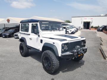 LAND ROVER DEFENDER TD90 2.5 TURBO DIESEL

Immatricolazione 2001, 2495cc, 122Cv 90kW,158.000km, 3porte 6posti.

*** Autoin ottime condizioni sia di carrozzeria che di meccanica ***
**Auto omologata AUTOCARRO 6 posti **

Di serie: Motore a 5 cilindri,cambio manuale a 5 rapporti, ridotte, trazione integrale, fari e stopa Led, pedane posteriore, bocchette anteriori, bracciolo, cerchi da16 , ruota di scorta. Con: Sedili anteriori in pelle, volante inpelle, fari e stop a Led, vericello anteriore Tyrex, paracolpianteriori, griglia salvafari, pedana posteriore, Kit rialzo, gomme omologate a libretto.

Il prezzo proposto di euro 22.500,00euro
Rimangono sempre esclusi i costi :
-del passaggio di proprietÃ  pari ad euro 600,00.
-messa su strada pari ad euro 400,00 che include controlli tagliando completo preconsegna (olio,filtro olio, filtro aria e tutti icomponenti necessari al ripristino ivi compresi kit distribuzione),igienizzazione interni, kit ruota di scorta o kit gonfiaggio, 12 mesi di garanzia estendibili a 24 36mesi in base al veicolo e copre i componenti non soggetti ad usura (dettagli in sede).
Il prezzo del veicolo pubblicizzato Ã¨ stato calcolato utilizzando tutte le campagne commerciali a disposizione.

*************

I NOSTRI SERVIZI :
-Acquisto diretto con pagamento immediato
-conto vendita
-vendita auto, moto e scooter usati e garantiti
-vendita veicoli d'epoca
-permuta auto con moto e viceversa
-noleggio breve e lungo termine
-finanziamenti personalizzati (rata costante,mini e maxi rate, leasing)
-assistenza post-vendita con societÃ  di garanzie e officine partner
-assicurazioni
-consulenze e stime per acquisti tra privati

VISITA il nostro sito internet: automotousateroma.it oppure scarica la nostra App: automotousateroma dall' Apple store o Play store per restare aggiornato sui nostri ultimi arrivi.

VIENI A TROVARCI PER VEDERE DAL VIVO QUESTO VEICOLO :
Auto Moto Usate Roma s.r.l.Via Appia Nuova 23, 00047, Marino (RM) (adiacente Sorelle Ramonda)

*************

HAI UNA PERMUTA?
compila il form sull'App o nel nostro sito automotousateroma.it
oppure inviaci foto e descrizione (modello anno km motore ...)
al nostro numero whatsapp : Cell. 366-6562866 o e-mail : info@automotousateroma.it

*************
La Auto Moto Usate Roma Srl declina ogni responsabilitÃ  per eventuali involontarie incongruenze che non rappresentano in alcun modo un impegno contrattuale e invitano i clienti a verificare sempre dal vivo la correttezza dei dati che potrebbero non coincidere con lâ€™effettivo equipaggiamento del veicolo spesso dovuto alla incompatibilitÃ  dei dati trasmessi sulle varie piattaforme web.


