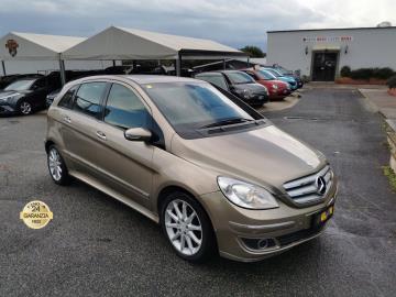 MERCEDES CLASSE B 200 CDI SPORT

Immatricolato 2008, 1992cc, 103Kw 140Cv, 179.000Km, 5porte 5posti.

Con: Motore a 4 cilindri in linea, cambio automatico, Abs, Esp, Airbag, vetri e specchietti elettrici, interni in pelle, volante regolabile e comandi, stereo, limitatore di velocitÃ , fendinebbia, Sensore automatico luci, Hill start assist - ausilio alla partenza in salita, isofix, sensori di parcheggio anteriori e posteriori, cerchi in lega da 17â€ + ruota di scorta.


Rimangono sempre esclusi i costi :
-del passaggio di proprietÃ  pari ad euro 650,00.
-messa su strada pari ad euro 500,00 che include controlli tagliando completo preconsegna (olio,filtro olio, filtro aria e tutti icomponenti necessari al ripristino ivi compresi kit distribuzione),igienizzazione interni, kit ruota di scorta o kit gonfiaggio, 12 mesi di garanzia estendibili a 24 36mesi in base al veicolo e copre i componenti non soggetti ad usura (dettagli in sede).
Il prezzo del veicolo pubblicizzato Ã¨ stato calcolato utilizzando tutte le campagne commerciali a disposizione.

*************

I NOSTRI SERVIZI :
-Acquisto diretto con pagamento immediato
-conto vendita
-vendita auto, moto e scooter usati e garantiti
-vendita veicoli d'epoca
-permuta auto con moto e viceversa
-noleggio breve e lungo termine
-finanziamenti personalizzati (rata costante,mini e maxi rate, leasing)
-assistenza post-vendita con societÃ  di garanzie e officine partner
-assicurazioni
-consulenze e stime per acquisti tra privati

VISITA il nostro sito internet: automotousateroma.it oppure scarica la nostra App: automotousateroma dall' Apple store o Play store per restare aggiornato sui nostri ultimi arrivi.

VIENI A TROVARCI PER VEDERE DAL VIVO QUESTO VEICOLO :
Auto Moto Usate Roma s.r.l.Via Appia Nuova 23, 00047, Marino (RM) (adiacente Sorelle Ramonda)

*************

HAI UNA PERMUTA?
compila il form sull'App o nel nostro sito automotousateroma.it
oppure inviaci foto e descrizione (modello anno km motore ...)
al nostro numero whatsapp : Cell. 366-6562866 o 351-4646876 Fisso 06-7215841 e-mail : info@automotousateroma.it

*************
La Auto Moto Usate Roma Srl declina ogni responsabilitÃ  per eventuali involontarie incongruenze che non rappresentano in alcun modo un impegno contrattuale e invitano i clienti a verificare sempre dal vivo la correttezza dei dati che potrebbero non coincidere con lâ€™effettivo equipaggiamento del veicolo spesso dovuto alla incompatibilitÃ  dei dati trasmessi sulle varie piattaforme web.



