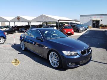 BMW 325i cat M SPORT COUPE'

Immatricolata 2007, 2497cc, 218Cv 160Kw, 129.000Km, 2porte 4posti, Euro4.

Con: Motore a 6 cilindri in linea, trazione posteriore, Cambio automatico
a 6 rapporti con Steptronic, Abs, computer di bordo, Assetto sportivo
M con abbassamento della vettura, volante M in pelle regolabile
comandi al volante e con paddel, vetri e specchietti elettrici, Fari
allo Xenon, fendinebbia, Climatizzatore automatico bizona con
microfiltro, Radio BMW Business CD RDS, Controllo automatico di
stabilitÃ  trazione (ASC T), Cruise Control con funzione freno,
Isofix, Sedili sportivi in pelle, Supporto lombare per sedili
anteriori a reg. elettrica, cerchi in lega da 19â€ M SPORT.

Lavori eseguiti : Dischi da 380x24, pinza a 6 pompanti, tubi in treccia.

Rimangono sempre esclusi i costi :
-del passaggio di proprietÃ  pari ad euro 950,00.
-messa su strada pari ad euro 500,00 che include controlli tagliando completo preconsegna (olio,filtro olio, filtro aria e tutti icomponenti necessari al ripristino ivi compresi kit distribuzione),igienizzazione interni, kit ruota di scorta o kit gonfiaggio, 12 mesi di garanzia estendibili a 24 36mesi in base al veicolo e copre i componenti non soggetti ad usura (dettagli in sede).
Il prezzo del veicolo pubblicizzato Ã¨ stato calcolato utilizzando tutte le campagne commerciali a disposizione.

*************

I NOSTRI SERVIZI :
-Acquisto diretto con pagamento immediato
-conto vendita
-vendita auto, moto e scooter usati e garantiti
-vendita veicoli d'epoca
-permuta auto con moto e viceversa
-noleggio breve e lungo termine
-finanziamenti personalizzati (rata costante,mini e maxi rate, leasing)
-assistenza post-vendita con societÃ  di garanzie e officine partner
-assicurazioni
-consulenze e stime per acquisti tra privati

VISITA il nostro sito internet: automotousateroma.it oppure scarica la nostra App: automotousateroma dall' Apple store o Play store per restare aggiornato sui nostri ultimi arrivi.

VIENI A TROVARCI PER VEDERE DAL VIVO QUESTO VEICOLO :
Auto Moto Usate Roma s.r.l.Via Appia Nuova 23, 00047, Marino (RM) (adiacente Sorelle Ramonda)

*************

HAI UNA PERMUTA?
compila il form sull'App o nel nostro sito automotousateroma.it
oppure inviaci foto e descrizione (modello anno km motore ...)
al nostro numero whatsapp : Cell. 366-6562866 o 351-4646876 Fisso 06-7215841 e-mail : info@automotousateroma.it

*************
La Auto Moto Usate Roma Srl declina ogni responsabilitÃ  per eventuali involontarie incongruenze che non rappresentano in alcun modo un impegno contrattuale e invitano i clienti a verificare sempre dal vivo la correttezza dei dati che potrebbero non coincidere con lâ€™effettivo equipaggiamento del veicolo spesso dovuto alla incompatibilitÃ  dei dati trasmessi sulle varie piattaforme web.