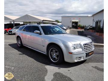 CHRYSLER 300 C 2.7 V6 SW AUTOMATICA

Immatricolata 2006, 2736cc, 193Cv 142Kw, 128.000Km, 5 porte 5posti.

** Auto revisionata e tagliandata - 2 soli proprietari **

Di serie con: Motore 2.7cc a 6 cilindri a V ( Motore Mercedes-Benz ), 24
Valvole, Abs, Esp, Airbag, cambio automatico a 4 rapporti, computer
di bordo, volante regolabile con comandi, specchietti e vetri
elettrici, cruise control, servosterzo, fendinebbia, impianto stereo
Kenwood cd-aux-mp3, climatizzatore, sedili regolabili
elettronicamente, luci stop a Led, sensori di parcheggio posteriori,
cerchi in lega della RUFF da 18â€ ruotino e cerchi originali.

Rimangono sempre esclusi i costi :
-del passaggio di proprietÃ  pari ad euro 900,00.
-messa su strada pari ad euro 400,00 che include controlli tagliando completo preconsegna (olio,filtro olio, filtro aria e tutti icomponenti necessari al ripristino ivi compresi kit distribuzione),igienizzazione interni, kit ruota di scorta o kit gonfiaggio, 12 mesi di garanzia estendibili a 24 36mesi in base al veicolo e copre i componenti non soggetti ad usura (dettagli in sede).
Il prezzo del veicolo pubblicizzato Ã¨ stato calcolato utilizzando tutte le campagne commerciali a disposizione.

*************

I NOSTRI SERVIZI :
-Acquisto diretto con pagamento immediato
-conto vendita
-vendita auto, moto e scooter usati e garantiti
-vendita veicoli d'epoca
-permuta auto con moto e viceversa
-noleggio breve e lungo termine
-finanziamenti personalizzati (rata costante,mini e maxi rate, leasing)
-assistenza post-vendita con societÃ  di garanzie e officine partner
-assicurazioni
-consulenze e stime per acquisti tra privati

VISITA il nostro sito internet: automotousateroma.it oppure scarica la nostra App: automotousateroma dall' Apple store o Play store per restare aggiornato sui nostri ultimi arrivi.

VIENI A TROVARCI PER VEDERE DAL VIVO QUESTO VEICOLO :
Auto Moto Usate Roma s.r.l.Via Appia Nuova 23, 00047, Marino (RM) (adiacente Sorelle Ramonda)

*************

HAI UNA PERMUTA?
compila il form sull'App o nel nostro sito automotousateroma.it
oppure inviaci foto e descrizione (modello anno km motore ...)
al nostro numero whatsapp : Cell. 366-6562866 o 351-4646876 Fisso 06-7215841 e-mail : info@automotousateroma.it

*************
La Auto Moto Usate Roma Srl declina ogni responsabilitÃ  per eventuali involontarie incongruenze che non rappresentano in alcun modo un impegno contrattuale e invitano i clienti a verificare sempre dal vivo la correttezza dei dati che potrebbero non coincidere con lâ€™effettivo equipaggiamento del veicolo spesso dovuto alla incompatibilitÃ  dei dati trasmessi sulle varie piattaforme web.



