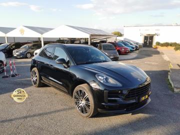 PORSCHE MACAN 2.0 AUTOMATICA

Immatricolata 2021, 1984cc, 58.000Km, 245Cv 180Kw, 5porte 5posti, Euro6D.

*** Auto - Storico Tagliandi disponibile con la vettura ***

Con: Motore a 4 cilindri a V, cambio automatico sequenziale a 7 rapporti, Computer di bordo, Abs, Esp, Airbag, Volante sportivo multifunzione con paddle e corona del volante in pelle liscia, sedili in pelle riscaldabili e con â€œmemoriaâ€, Climatizzatore automatico a 3 zone con reg. separata della temperatura, Connect Plus inclusa navigazione online e retrocamera, Apple CarPlay, modulo telefono e accesso internet wireless, Cruise control (regolatore di velocitÃ ) incluso limitatore di velocitÃ , Fendinebbia integrati nel paraurti anteriore, Lane Departure Warning (LDW), Freno di stazionamentoelettrico, Luci posteriori tridimens. a LED con luci stop a 4 punti integrate e fascia di raccordo luminosa, tetto panoramico, sensori di parcheggio, cerchi da 21â€.

Il prezzo proposto di euro 56.900,00euro Ã¨ legato alla promozione web che prevede un acquisto tramite finanziamento di intero importo. Info in sede.
Il prezzo senza promo Ã¨ di euro 59.000,00.
Rimangono sempre esclusi i costi :
-del passaggio di proprietÃ  pari ad euro 1.050,00.
-messa su strada pari ad euro 500,00 che include controlli tagliando completo preconsegna (olio,filtro olio, filtro aria e tutti icomponenti necessari al ripristino ivi compresi kit distribuzione),igienizzazione interni, kit ruota di scorta o kit gonfiaggio, 12 mesi di garanzia estendibili a 24 36mesi in base al veicolo e copre i componenti non soggetti ad usura (dettagli in sede).
Il prezzo del veicolo pubblicizzato Ã¨ stato calcolato utilizzando tutte le campagne commerciali a disposizione.

I NOSTRI SERVIZI :
-Acquisto diretto con pagamento immediato
-conto vendita
-vendita auto, moto e scooter usati e garantiti
-vendita veicoli d'epoca
-permuta auto con moto e viceversa
-noleggio breve e lungo termine
-finanziamenti personalizzati (rata costante,mini e maxi rate, leasing)
-assistenza post-vendita con societÃ  di garanzie e officine partner
-assicurazioni
-consulenze e stime per acquisti tra privati.

VIENI A TROVARCI PER VEDERE DAL VIVO QUESTO VEICOLO :
Auto Moto Usate Roma s.r.l.Via Appia Nuova 23, 00047, Marino (RM) (adiacente Sorelle Ramonda)

HAI UNA PERMUTA?
compila il form sull'App o nel nostro sito automotousateroma.it
oppure inviaci foto e descrizione (modello anno km motore ...)
al nostro numero whatsapp : Cell. 366-6562866 o 351-4646876 Fisso 06-7215841 e-mail : info@automotousateroma.it

La Auto Moto Usate Roma Srl declina ogni responsabilitÃ  per eventuali involontarie incongruenze che non rappresentano in alcun modo un impegno contrattuale e invitano i clienti a verificare sempre dal vivo la correttezza dei dati che potrebbero non coincidere con lâ€™effettivo equipaggiamento del veicolo spesso dovuto alla incompatibilitÃ  dei dati trasmessi sulle varie piattaforme web.



