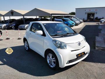 TOYOTA IQ 1.3 CVT STYLE

Immatricolazione 2012, 1329cc, 98Cv 72Kw, 116.000km, Euro5B, 3porte-4posti.

** Veicolo guidabile da Neopatentati in base al nuovo decreto **

Con: motore a 4 cilindri, cambio automatico CVT Multidrive, computer di bordo,
climatizzatore automatico, specchietti e finestrini elettrici,
volante in pelle con comandi integrati, Display multinformazioni:
audio, vel. media, orologio, consumo,Radio CD, 6speakers,
fendinebbia, ABS Ripartitore elettronico della frenata (EBD)
Assistenza alla frenata (BA), controllo elettronico della stabilitÃ 
(VSC) Controllo della trazione (TRC), Volante in pelle con comandi
audio e regolabile in altezza, sensore pioggia, Telecomando Smart
Entry , Isofix, cerchi in lega da 16 .

Il prezzo proposto di euro 8.900,00euro Ã¨ legato alla promozione web che prevede un acquisto tramite finanziamento di intero importo. Info in sede.
Il prezzo senza promo Ã¨ di euro 9.900,00.
Rimangono sempre esclusi i costi :
-del passaggio di proprietÃ  pari ad euro 500,00.
-messa su strada pari ad euro 400,00 che include controlli tagliando completo preconsegna (olio,filtro olio, filtro aria e tutti icomponenti necessari al ripristino ivi compresi kit distribuzione),igienizzazione interni, kit ruota di scorta o kit gonfiaggio, 12 mesi di garanzia estendibili a 24 36mesi in base al veicolo e copre i componenti non soggetti ad usura (dettagli in sede).
Il prezzo del veicolo pubblicizzato Ã¨ stato calcolato utilizzando tutte le campagne commerciali a disposizione.

*************

I NOSTRI SERVIZI :
-Acquisto diretto con pagamento immediato
-conto vendita
-vendita auto, moto e scooter usati e garantiti
-vendita veicoli d'epoca
-permuta auto con moto e viceversa
-noleggio breve e lungo termine
-finanziamenti personalizzati (rata costante,mini e maxi rate, leasing)
-assistenza post-vendita con societÃ  di garanzie e officine partner
-assicurazioni
-consulenze e stime per acquisti tra privati

VISITA il nostro sito internet: automotousateroma.it oppure scarica la nostra App: automotousateroma dall' Apple store o Play store per restare aggiornato sui nostri ultimi arrivi.

VIENI A TROVARCI PER VEDERE DAL VIVO QUESTO VEICOLO :
Auto Moto Usate Roma s.r.l.Via Appia Nuova 23, 00047, Marino (RM) (adiacente Sorelle Ramonda)

*************

HAI UNA PERMUTA?
compila il form sull'App o nel nostro sito automotousateroma.it
oppure inviaci foto e descrizione (modello anno km motore ...)
al nostro numero whatsapp : Cell. 351-4646876 o e-mail : info@automotousateroma.it

*************
La Auto Moto Usate Roma Srl declina ogni responsabilitÃ  per eventuali involontarie incongruenze che non rappresentano in alcun modo un impegno contrattuale e invitano i clienti a verificare sempre dal vivo la correttezza dei dati che potrebbero non coincidere con lâ€™effettivo equipaggiamento del veicolo spesso dovuto alla incompatibilitÃ  dei dati trasmessi sulle varie piattaforme web.