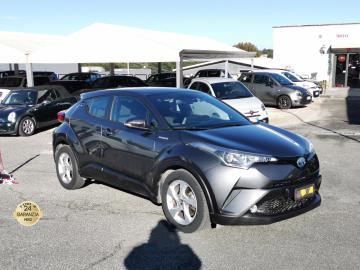 TOYOTA C-HR 1.8 Hybrid E-CVT Business

Immatricolata 2017, 1798cc, 72Kw 98Cv, 86.000Km, E6B, 5porte 5posti.

*** Auto UNICOPROPRIETARIO - Veicolo guidabile da Neopatentati con il nuovo decreto **

Con: Cambio a variazione continua (E-CVT), Climatizzatore automatico
bi-zona, Assistenza alla partenza in salita (HAC), Comandi audio e
Bluetooth al volante, Computer di bordo multifunzione, Controllo
elettronico della stabilitÃ  (VSC ), computer di bordo, fendinebbia,
cruise control, retrocamera, navigatore, sedili riscaldabili, sensori
pioggia, Sistema monitoraggio pressione pneumatici
(TPWS), Smart Entry Push Start, Volante regolabile, vetri posteriori oscurati, 7 airbag ABS, Sistema multimediale Toyota Touch 2, cerchi in lega da 17â€.

Il prezzo proposto di euro 13.900,00euro Ã¨ legato alla promozione web che prevede un acquisto tramite finanziamento di intero importo. Info in sede.
Il prezzo senza promo Ã¨ di euro 14.900,00.
Rimangono sempre esclusi i costi :
-del passaggio di proprietÃ  pari ad euro 500,00.
-messa su strada pari ad euro 400,00 che include controlli tagliando completo preconsegna (olio,filtro olio, filtro aria e tutti icomponenti necessari al ripristino ivi compresi kit distribuzione),igienizzazione interni, kit ruota di scorta o kit gonfiaggio, 12 mesi di garanzia estendibili a 24 36mesi in base al veicolo e copre i componenti non soggetti ad usura (dettagli in sede).
Il prezzo del veicolo pubblicizzato Ã¨ stato calcolato utilizzando tutte le campagne commerciali a disposizione.

*************

I NOSTRI SERVIZI :
-Acquisto diretto con pagamento immediato
-conto vendita
-vendita auto, moto e scooter usati e garantiti
-vendita veicoli d'epoca
-permuta auto con moto e viceversa
-noleggio breve e lungo termine
-finanziamenti personalizzati (rata costante,mini e maxi rate, leasing)
-assistenza post-vendita con societÃ  di garanzie e officine partner
-assicurazioni
-consulenze e stime per acquisti tra privati

VIENI A TROVARCI PER VEDERE DAL VIVO QUESTO VEICOLO :
Auto Moto Usate Roma s.r.l.Via Appia Nuova 23, 00047, Marino (RM) (adiacente Sorelle Ramonda)

*************

HAI UNA PERMUTA?
compila il form sull'App o nel nostro sito automotousateroma.it
oppure inviaci foto e descrizione (modello anno km motore ...)
al nostro numero whatsapp : Cell. 366-6562866 o 351-4646876 Fisso 06-7215841 e-mail : info@automotousateroma.it

*************
La Auto Moto Usate Roma Srl declina ogni responsabilitÃ  per eventuali involontarie incongruenze che non rappresentano in alcun modo un impegno contrattuale e invitano i clienti a verificare sempre dal vivo la correttezza dei dati che potrebbero non coincidere con lâ€™effettivo equipaggiamento del veicolo spesso dovuto alla incompatibilitÃ  dei dati trasmessi sulle varie piattaforme web.




