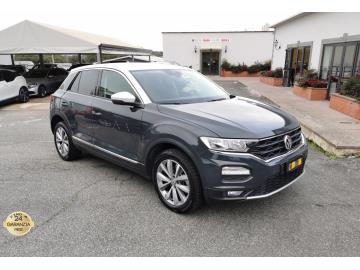VOLKSWAGEN T-ROC STYLE BENZINA GPL

Immatricolazione 2018, 999cc, 116cv 85kw, 140.000km, 5porte 5posti, Euro6B.

*** Auto UNICO PROPRIETARIO ***

**Impianto GPL scadenza nel 2031 **

**Veicolo per Neopatentati**

Con: motore a 3 cilindri, cambio manuale a 6 rapporti, computer
di bordo, Abs, Esp, Airbag, volante multifunzionale in pelle, vetri e
specchietti elettrici, stereo-aux-mp3, climatizzatore, Display
multifunzione, Fari fendinebbia con luce direzionale, Hill holder,
Lane Assist, Luci diurne a LED, Park Pilot - Sensori di parcheggio
anteriori e posteriori, Isofix, Sensore pioggia, Servosterzo
elettromeccanico, sensori di parcheggio anteriori e posteriori,
cerchi in lega da 17 e ruotino.

Il prezzo proposto di euro 13.900,00euro Ã¨ legato alla promozione web che prevede un acquisto tramite finanziamento di intero importo. Info in sede.
Il prezzo senza promo Ã¨ di euro 15.900,00.
Rimangono sempre esclusi i costi :
-del passaggio di proprietÃ  pari ad euro 500,00.
-messa su strada pari ad euro 400,00 che include controlli tagliando completo preconsegna (olio,filtro olio, filtro aria e tutti icomponenti necessari al ripristino ivi compresi kit distribuzione),igienizzazione interni, kit ruota di scorta o kit gonfiaggio, 12 mesi di garanzia estendibili a 24 36mesi in base al veicolo e copre i componenti non soggetti ad usura (dettagli in sede).
Il prezzo del veicolo pubblicizzato Ã¨ stato calcolato utilizzando tutte le campagne commerciali a disposizione.

*************

I NOSTRI SERVIZI :
-Acquisto diretto con pagamento immediato
-conto vendita
-vendita auto, moto e scooter usati e garantiti
-vendita veicoli d'epoca
-permuta auto con moto e viceversa
-noleggio breve e lungo termine
-finanziamenti personalizzati (rata costante,mini e maxi rate, leasing)
-assistenza post-vendita con societÃ  di garanzie e officine partner
-assicurazioni
-consulenze e stime per acquisti tra privati

VISITA il nostro sito internet: automotousateroma.it oppure scarica la nostra App: automotousateroma dall' Apple store o Play store per restare aggiornato sui nostri ultimi arrivi.

VIENI A TROVARCI PER VEDERE DAL VIVO QUESTO VEICOLO :
Auto Moto Usate Roma s.r.l.Via Appia Nuova 23, 00047, Marino (RM) (adiacente Sorelle Ramonda)

*************

HAI UNA PERMUTA?
compila il form sull'App o nel nostro sito automotousateroma.it
oppure inviaci foto e descrizione (modello anno km motore ...)
al nostro numero whatsapp : Cell. 351-4646876 o e-mail : info@automotousateroma.it

*************
La Auto Moto Usate Roma Srl declina ogni responsabilitÃ  per eventuali involontarie incongruenze che non rappresentano in alcun modo un impegno contrattuale e invitano i clienti a verificare sempre dal vivo la correttezza dei dati che potrebbero non coincidere con lâ€™effettivo equipaggiamento del veicolo spesso dovuto alla incompatibilitÃ  dei dati trasmessi sulle varie piattaforme web.