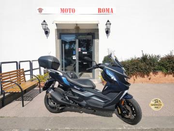 BMW C 400 GT

Immatricolazione 2024, 350cc, 25Kw 34Cv, Km 5.400, Euro4.

*** Unicoproprietario â€“ Garanzia Ufficiale 36 mesi ***

Di serie con: display TFT da 6,5â€, antifurto immobilizer, ABS, controllo trazione ASC, luci diurne led, sistema Bmw FlexiCase (aumenta la portata di carico del sotto sella da fermo), computer di bordo, parabrezza, frecce e stop a led, tre freni a disco con tubi in treccia, sospensione posteriore regolabile, cavalletto laterale e centrale.

Il prezzo proposto di euro 6.000,00euro Ã¨ legato alla promozione web che prevede un acquisto tramite finanziamento di intero importo.
Il prezzo senza promo Ã¨ di euro 6.800,00euro.

Rimangono sempre esclusi i costi :
-del passaggio di proprietÃ  pari ad euro 200,00.
-messa su strada pari ad euro 300,00 che include controlli tagliando completo preconsegna (olio,filtro olio, filtro aria e tutti i componenti necessari al ripristino), 12 mesi di garanzia estendibili a 24 36mesi in base al veicolo e copre i componenti non soggetti ad usura (dettagli in sede).

Il prezzo del veicolo pubblicizzato Ã¨ stato calcolato utilizzando tutte le campagne commerciali a disposizione.

*************

I NOSTRI SERVIZI :
-Acquisto diretto con pagamento immediato
-conto vendita
-vendita auto, moto e scooter usati e garantiti
-vendita veicoli d'epoca
-permuta auto con moto e viceversa
-noleggio breve e lungo termine
-finanziamenti personalizzati (rata costante,mini e maxi rate, leasing)
-assistenza post-vendita con societÃ  di garanzie e officine partner
-assicurazioni
-consulenze e stime per acquisti tra privati

VISITA il nostro sito internet: automotousateroma.it oppure scarica la nostra App: automotousateroma dall' Apple store o Play store per restare aggiornato sui nostri ultimi arrivi.

VIENI A TROVARCI PER VEDERE DAL VIVO QUESTO VEICOLO :
Auto Moto Usate Roma s.r.l.Via Appia Nuova 23, 00047, Marino (RM) (adiacente Sorelle Ramonda)

*************

HAI UNA PERMUTA?
compila il form sull'App o nel nostro sito automotousateroma.it
oppure inviaci foto e descrizione (modello anno km motore ...)
al nostro numero whatsapp : Cell. 351-4646876 o Whats. 366-6562866 Fisso 06-7215841 e-mail : info@automotousateroma.it

*************
La Auto Moto Usate Roma Srl declina ogni responsabilitÃ  per eventuali involontarie incongruenze che non rappresentano in alcun modo un impegno contrattuale e invitano i clienti a verificare sempre dal vivo la correttezza dei dati che potrebbero non coincidere con lâ€™effettivo equipaggiamento del veicolo spesso dovuto alla incompatibilitÃ  dei dati trasmessi sulle varie piattaforme web.


