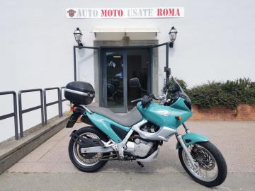 BMW F 650 ST

Immatricolata 2000, 652cc, 35Kw 48Cv, 32.950Km.

Con: Motore Monocilindrico, cambio manuale a 5 rapporti, bauletto Bmw, cupolino Fabbri, cerchi a raggi.

Rimangono sempre esclusi i costi :
-del passaggio di proprietÃ  pari ad euro 200,00.
-messa su strada pari ad euro 300,00 che include controlli tagliando completo preconsegna (olio,filtro olio, filtro aria e tutti i componenti necessari al ripristino).

- Visita il NOSTRO sito automotousateroma.it per vedere tutte le nostre OFFERTE.
- POSSIBILITA' DI CONTO VENDITA TOTALMENTE GRATUITO E NON VINCOLANTE
- Passaggio in sede
- Spedizione in tutta italia
- Accettiamo permute usato con usato - Compriamo con pagamento immediato di Auto-Moto e Scooter.
- Scarica la nostra App: automotousateroma dall' Apple store o Play store per restare aggiornato sui nostri ultimi arrivi.
- HAI UNA PERMUTA? compila il form sul nostro sito automotousateroma.it oppure inviaci foto e descrizione (modello anno km motore ...) al nostro numero whatsapp o e-mail riceverai a breve una valutazione di ritiro! - CONTATTACI PER ULTERIORI INFORMAZIONI : Tel. Fax.06-7215841 Cell. 351-4646876 Contattabili anche su WhatsApp mail diretta: info@automotousateroma.it - VIENI A TROVARCI PER VEDERE DAL VIVO QUESTO VEICOLO : Auto Moto Usate Roma s.r.l.Via Appia Nuova 23, 00047, Marino (RM) (adiacente Sorelle Ramonda) ************* L'allestimento e o gli accessori indicati nel presente annuncio potrebbero non coincidere con lâ€™effettivo equipaggiamento del veicolo spesso dovuto alla incompatibilitÃ  dei dati trasmessi sulle varie piattaforme web.
La Auto Moto Usate Roma Srl declina ogni responsabilitÃ  per eventuali involontarie incongruenze che non rappresentano in alcun modo un impegno contrattuale e invitano i clienti a verificare sempre dal vivo la correttezza dei dati.
