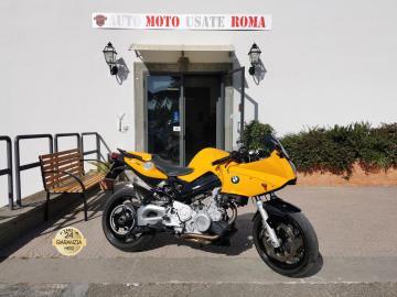BMW F 800 S

Immatricolata 2007, 798cc, 63Kw 85Cv, 61.000Km, Euro3.

Con: Motore Bicicilindrico, cambio manuale a 6 rapporti, Abs, computer di bordo, manopole riscaldabili, lampade a Led, unghia monoposto, terminale Akrapovic, cupolino fumÃ¨, tamponi laterali, dischi freno da 320mm anteriori e 265mm posteriore, cerchi da 17â€.

Rimangono sempre esclusi i costi :
-del passaggio di proprietÃ  pari ad euro 200,00.
-messa su strada pari ad euro 300,00 che include controlli tagliando completo preconsegna (olio,filtro olio, filtro aria e tutti i componenti necessari al ripristino).

*************

I NOSTRI SERVIZI :
-Acquisto diretto con pagamento immediato
-conto vendita
-vendita auto, moto e scooter usati e garantiti
-vendita veicoli d'epoca
-permuta auto con moto e viceversa
-noleggio breve e lungo termine
-finanziamenti personalizzati (rata costante,mini e maxi rate, leasing)
-assistenza post-vendita con societÃ  di garanzie e officine partner
-assicurazioni
-consulenze e stime per acquisti tra privati

VISITA il nostro sito internet: automotousateroma.it oppure scarica la nostra App: automotousateroma dall' Apple store o Play store per restare aggiornato sui nostri ultimi arrivi.

VIENI A TROVARCI PER VEDERE DAL VIVO QUESTO VEICOLO :
Auto Moto Usate Roma s.r.l.Via Appia Nuova 23, 00047, Marino (RM) (adiacente Sorelle Ramonda)

*************

HAI UNA PERMUTA?
compila il form sull'App o nel nostro sito automotousateroma.it
oppure inviaci foto e descrizione (modello anno km motore ...)
al nostro numero whatsapp : Cell. 351-4646876 o e-mail : info@automotousateroma.it

*************
La Auto Moto Usate Roma Srl declina ogni responsabilitÃ  per eventuali involontarie incongruenze che non rappresentano in alcun modo un impegno contrattuale e invitano i clienti a verificare sempre dal vivo la correttezza dei dati che potrebbero non coincidere con lâ€™effettivo equipaggiamento del veicolo spesso dovuto alla incompatibilitÃ  dei dati trasmessi sulle varie piattaforme web.