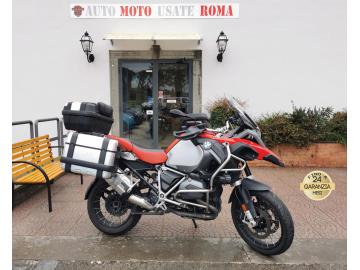 BMW R 1200 GS ADVENTURE ABS ASC ESA

Immatricolazione 2018, 92kw 125cv, Euro4, 53.000km

Con: Motore Bicilindrico, cambio manuale a 6 rapporti, raffreddamento aria liquido, stop e frecce led, cavalletto centrale, cupolino regolabile, display TFT 6,5 , manopole riscaldate, paramani, ABS Pro, Dynamic ESA, mappature Road Rain, computer di bordo, sosp. post regolabile, tre freni a disco, cerchi a raggi da 19â€ all'anteriore e 17â€ al posteriore.

Accessoriato con: Paramotore alto e basso, faretti di profonditÃ , portatelefono, tris di valigie GIVI, paramani, deflettori laterali, parafango posteriore.

Lavori eseguiti: Tagliando, gioco valvole.

Il prezzo proposto di euro 13.500,00euro Ã¨ legato alla promozione web che
prevede un acquisto tramite un anticipo e la restante parte in finanziamento.

Il prezzo senza promo Ã¨ di euro 14.500,00euro.

Rimangono sempre esclusi i costi :
-del passaggio di proprietÃ  pari ad euro 200,00.
-messa su strada pari ad euro 300,00 che include controlli tagliando completo preconsegna (olio,filtro olio, filtro aria e tutti i componenti necessari al ripristino), 12 mesi di garanzia estendibili a 24 36mesi in base al veicolo e copre i componenti non soggetti ad usura (dettagli in sede).

Il prezzo del veicolo pubblicizzato Ã¨ stato calcolato utilizzando tutte le campagne commerciali a disposizione.

*************

I NOSTRI SERVIZI :
-Acquisto diretto con pagamento immediato
-conto vendita
-vendita auto, moto e scooter usati e garantiti
-vendita veicoli d'epoca
-permuta auto con moto e viceversa
-noleggio breve e lungo termine
-finanziamenti personalizzati (rata costante,mini e maxi rate, leasing)
-assistenza post-vendita con societÃ  di garanzie e officine partner
-assicurazioni
-consulenze e stime per acquisti tra privati

VISITA il nostro sito internet: automotousateroma.it oppure scarica la nostra App: automotousateroma dall' Apple store o Play store per restare aggiornato sui nostri ultimi arrivi.

VIENI A TROVARCI PER VEDERE DAL VIVO QUESTO VEICOLO :
Auto Moto Usate Roma s.r.l.Via Appia Nuova 23, 00047, Marino (RM) (adiacente Sorelle Ramonda)

*************

HAI UNA PERMUTA?
compila il form sull'App o nel nostro sito automotousateroma.it
oppure inviaci foto e descrizione (modello anno km motore ...)
al nostro numero whatsapp : Cell. 351-4646876 o Whats. 366-6562866 Fisso 06-7215841 e-mail : info@automotousateroma.it

*************
La Auto Moto Usate Roma Srl declina ogni responsabilitÃ  per eventuali involontarie incongruenze che non rappresentano in alcun modo un impegno contrattuale e invitano i clienti a verificare sempre dal vivo la correttezza dei dati che potrebbero non coincidere con lâ€™effettivo equipaggiamento del veicolo spesso dovuto alla incompatibilitÃ  dei dati trasmessi sulle varie piattaforme web.


