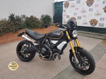 DUCATI SCRAMBLER 1100 SPORT

Immatricolazione 2018, 1079cc, 63Kw 86Cv, 35.000km, Euro4.

Accessoriata con: Terminale Arrow, cupolinÃ² fumÃ¨ Faco, sospensioni Ohlins anteriori e posteriori, leve freno e frizione in ergal, specchietti a manubrio, centralina aggiuntiva Rapid Bike Evo.

Con: Motore Bicilindrico a V, cambio manuale a 6 rapporti, tre mappature riding mode selezionabili, computer di bordo, ABS con funzione cornering, controllo di trazione DTC, Forcella Ohlins a steli rovesciati da 48 mm completamente regolabile, Ohlins al posteriore regolabile, freno a disco anteriore da 320mm, posteriore da 245mm, cerchi da 18â€ anteriore e 17â€ al posteriore.

Il prezzo proposto di 7.500,00euro Ã¨ legato alla promozione web che prevede un acquisto tramite finanziamento di intero importo.
Il prezzo senza promo Ã¨ di euro 8.500,00euro.

Rimangono sempre esclusi i costi :
-del passaggio di proprietÃ  pari ad euro 200,00.
-messa su strada pari ad euro 300,00 che include controlli tagliando completo preconsegna (olio,filtro olio, filtro aria e tutti i componenti necessari al ripristino), 12 mesi di garanzia estendibili a 24 36mesi in base al veicolo e copre i componenti non soggetti ad usura (dettagli in sede).

Il prezzo del veicolo pubblicizzato Ã¨ stato calcolato utilizzando tutte le campagne commerciali a disposizione.

*************

I NOSTRI SERVIZI :
-Acquisto diretto con pagamento immediato
-conto vendita
-vendita auto, moto e scooter usati e garantiti
-vendita veicoli d'epoca
-permuta auto con moto e viceversa
-noleggio breve e lungo termine
-finanziamenti personalizzati (rata costante,mini e maxi rate, leasing)
-assistenza post-vendita con societÃ  di garanzie e officine partner
-assicurazioni
-consulenze e stime per acquisti tra privati

VISITA il nostro sito internet: automotousateroma.it oppure scarica la nostra App: automotousateroma dall' Apple store o Play store per restare aggiornato sui nostri ultimi arrivi.

VIENI A TROVARCI PER VEDERE DAL VIVO QUESTO VEICOLO :
Auto Moto Usate Roma s.r.l.Via Appia Nuova 23, 00047, Marino (RM) (adiacente Sorelle Ramonda)

*************

HAI UNA PERMUTA?
compila il form sull'App o nel nostro sito automotousateroma.it
oppure inviaci foto e descrizione (modello anno km motore ...)
al nostro numero whatsapp : Cell. 351-4646876 o Whats. 366-6562866 Fisso 06-7215841 e-mail : info@automotousateroma.it

*************
La Auto Moto Usate Roma Srl declina ogni responsabilitÃ  per eventuali involontarie incongruenze che non rappresentano in alcun modo un impegno contrattuale e invitano i clienti a verificare sempre dal vivo la correttezza dei dati che potrebbero non coincidere con lâ€™effettivo equipaggiamento del veicolo spesso dovuto alla incompatibilitÃ  dei dati trasmessi sulle varie piattaforme web.