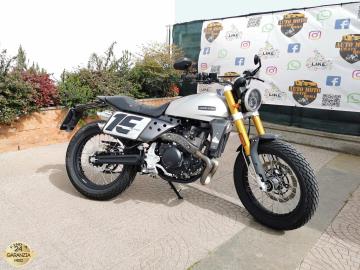 FANTIC MOTOR CABALLERO 500 SCRAMBLER FLAT TRACK

Immatricolazione 09 2022, 449cc, 3.200km, 39Cv 29Kw, E5.

** Guidabile con PATENTE A2 **

* Moto UNICO PROPRIETARIO *

Con: motore Monocilindrico, cambio manuale a 6 rapporti, abs, raffreddamento a liquido, faroa Led, sella lunga, pedane passeggero, forcella anteriore Fantic FRS a steli rovesciati da 41 mm, mono ammortizzatore posteriore Fantic FRS con regolazione del precarico, freno a disco anteriore da 320mm, cerchi a raggi, doppio terminale Arrow, portatarga Fantic.

Rimangono sempre esclusi i costi :
-del passaggio di proprietÃ  pari ad euro 200,00.
-messa su strada pari ad euro 300,00 che include controlli tagliando completo preconsegna (olio,filtro olio, filtro aria e tutti i componenti necessari al ripristino), 12 mesi di garanzia estendibili a 24 36mesi in base al veicolo e copre i componenti non soggetti ad usura (dettagli in sede).

Il prezzo del veicolo pubblicizzato Ã¨ stato calcolato utilizzando tutte le campagne commerciali a disposizione.

*************

I NOSTRI SERVIZI :
-Acquisto diretto con pagamento immediato
-conto vendita
-vendita auto, moto e scooter usati e garantiti
-vendita veicoli d'epoca
-permuta auto con moto e viceversa
-noleggio breve e lungo termine
-finanziamenti personalizzati (rata costante,mini e maxi rate, leasing)
-assistenza post-vendita con societÃ  di garanzie e officine partner
-assicurazioni
-consulenze e stime per acquisti tra privati

VISITA il nostro sito internet: automotousateroma.it oppure scarica la nostra App: automotousateroma dall' Apple store o Play store per restare aggiornato sui nostri ultimi arrivi.

VIENI A TROVARCI PER VEDERE DAL VIVO QUESTO VEICOLO :
Auto Moto Usate Roma s.r.l.Via Appia Nuova 23, 00047, Marino (RM) (adiacente Sorelle Ramonda)

*************

HAI UNA PERMUTA?
compila il form sull'App o nel nostro sito automotousateroma.it
oppure inviaci foto e descrizione (modello anno km motore ...)
al nostro numero whatsapp : Cell. 351-4646876 o Whats. 366-6562866 Fisso 06-7215841 e-mail : info@automotousateroma.it

*************
La Auto Moto Usate Roma Srl declina ogni responsabilitÃ  per eventuali involontarie incongruenze che non rappresentano in alcun modo un impegno contrattuale e invitano i clienti a verificare sempre dal vivo la correttezza dei dati che potrebbero non coincidere con lâ€™effettivo equipaggiamento del veicolo spesso dovuto alla incompatibilitÃ  dei dati trasmessi sulle varie piattaforme web.