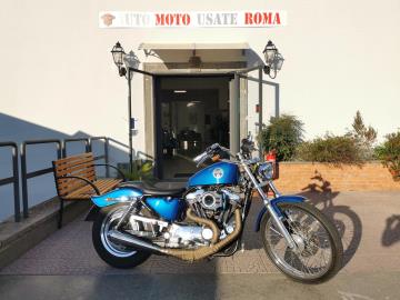 HARLEY-DAVIDSON SPOSTER 1200 XL CUSTOM

Immatricolara 1996, 1199cc, 58Cv 43Kw, 29.000 Km.

Con: Motore Bicilindrico a V a carburatori, cambio manuale a 5 rapporti.

Accessoriata con: Manubrio, manopole, pedane cromate, filtro aria Kuryakin, scarico Supertrapp, freni a disco, cerchio a raggi da 21 anteriore e da 17 cromato al posteriore un secondo cerchio posteriore.

Rimangono sempre esclusi i costi :
-del passaggio di proprietÃ  pari ad euro 200,00.
-messa su strada pari ad euro 400,00 che include controlli tagliando completo preconsegna (olio,filtro olio, filtro aria e tutti i componenti necessari al ripristino), 12 mesi di garanzia estendibili a 24 36mesi in base al veicolo e copre i componenti non soggetti ad usura (dettagli in sede).

Il prezzo del veicolo pubblicizzato Ã¨ stato calcolato utilizzando tutte le campagne commerciali a disposizione.

*************

I NOSTRI SERVIZI :
-Acquisto diretto con pagamento immediato
-conto vendita
-vendita auto, moto e scooter usati e garantiti
-vendita veicoli d'epoca
-permuta auto con moto e viceversa
-noleggio breve e lungo termine
-finanziamenti personalizzati (rata costante,mini e maxi rate, leasing)
-assistenza post-vendita con societÃ  di garanzie e officine partner
-assicurazioni
-consulenze e stime per acquisti tra privati

VISITA il nostro sito internet: automotousateroma.it oppure scarica la nostra App: automotousateroma dall' Apple store o Play store per restare aggiornato sui nostri ultimi arrivi.

VIENI A TROVARCI PER VEDERE DAL VIVO QUESTO VEICOLO :
Auto Moto Usate Roma s.r.l.Via Appia Nuova 23, 00047, Marino (RM) (adiacente Sorelle Ramonda)

*************

HAI UNA PERMUTA?
compila il form sull'App o nel nostro sito automotousateroma.it
oppure inviaci foto e descrizione (modello anno km motore ...)
al nostro numero whatsapp : Cell. 351-4646876 o 366-6562866 - 06-7215841 e-mail : info@automotousateroma.it

*************
La Auto Moto Usate Roma Srl declina ogni responsabilitÃ  per eventuali involontarie incongruenze che non rappresentano in alcun modo un impegno contrattuale e invitano i clienti a verificare sempre dal vivo la correttezza dei dati che potrebbero non coincidere con lâ€™effettivo equipaggiamento del veicolo spesso dovuto alla incompatibilitÃ  dei dati trasmessi sulle varie piattaforme web.