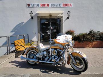 HARLEY DAVIDSON FLSTNI SOFTAIL DELUXE

Immatricolata 2005, 1449cc, 64Cv 47Kw, 18.000Km, Euro2.

*** Moto UNICOPROPRIETARIO ***

** Grafica â€œ ELVIS â€œ con foglie d'oro **

* Versione a Iniezione trasformata a Carburatori *

Con: cambio manuale a 5 rapporti, Carburatori Mikuni + centralina gestione anticipi, accensione a pedale, casse stereo originali Harley, scarico Fishtale, parti ricavati dal pieno bagnati d'oro, kit luci e Led, batt wing, paramotore, cavalletto centrale, doppia sella in pelle, fregi placcati d'oro, dischi freno con richiami, cerchi a raggi.

Il prezzo proposto di euro 23.500,00euro Ã¨ legato alla promozione web che prevede un acquisto tramite un anticipo e la restante parte rimanente in finanziamento.

Il prezzo senza promo Ã¨ di euro 24.900,00euro.

Rimangono sempre esclusi i costi :
-del passaggio di proprietÃ  pari ad euro 200,00.
-messa su strada pari ad euro 400,00 che include controlli tagliando completo preconsegna (olio,filtro olio, filtro aria e tutti i componenti necessari al ripristino), 12 mesi di garanzia estendibili a 24 36mesi in base al veicolo e copre i componenti non soggetti ad usura (dettagli in sede).

Il prezzo del veicolo pubblicizzato Ã¨ stato calcolato utilizzando tutte le campagne commerciali a disposizione.

*************

I NOSTRI SERVIZI :
-Acquisto diretto con pagamento immediato
-conto vendita
-vendita auto, moto e scooter usati e garantiti
-vendita veicoli d'epoca
-permuta auto con moto e viceversa
-noleggio breve e lungo termine
-finanziamenti personalizzati (rata costante,mini e maxi rate, leasing)
-assistenza post-vendita con societÃ  di garanzie e officine partner
-assicurazioni
-consulenze e stime per acquisti tra privati

VISITA il nostro sito internet: automotousateroma.it oppure scarica la nostra App: automotousateroma dall' Apple store o Play store per restare aggiornato sui nostri ultimi arrivi.

VIENI A TROVARCI PER VEDERE DAL VIVO QUESTO VEICOLO :
Auto Moto Usate Roma s.r.l.Via Appia Nuova 23, 00047, Marino (RM) (adiacente Sorelle Ramonda)

*************

HAI UNA PERMUTA?
compila il form sull'App o nel nostro sito automotousateroma.it
oppure inviaci foto e descrizione (modello anno km motore ...)
al nostro numero whatsapp : Cell. 351-4646876 o Whats. 366-6562866 Fisso 06-7215841 e-mail : info@automotousateroma.it

*************
La Auto Moto Usate Roma Srl declina ogni responsabilitÃ  per eventuali involontarie incongruenze che non rappresentano in alcun modo un impegno contrattuale e invitano i clienti a verificare sempre dal vivo la correttezza dei dati che potrebbero non coincidere con lâ€™effettivo equipaggiamento del veicolo spesso dovuto alla incompatibilitÃ  dei dati trasmessi sulle varie piattaforme web.