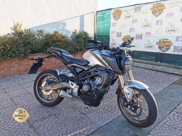 HONDA CB 125 R

Immatricolato 2024, 124,9 cc, 15Cv 11kw, 4.000Km, EURO5+.

* Guidabile con Patente A1 *

** Moto UNICOPROPRIETARIO **

*** Moto in GARANZIA UFFICIALE 6 ANNI ***

Con: Motore Monocilindrico, cambio manuale a 6 rapporti, Abs, computer di bordo, faro a Led, schermo TFT da 5â€ pollici, Forcella a steli rovesciati Showa SFF-BP (Separate Function Big Piston) da 41 mm, freni a disco anteriore da 296 mm e posteriore da 220 mm, cerchi in lega da 17â€. Accessoriato con: Frecce a Led, scarico Leovince, specchietti a scomparsa, leve freno e frizione regolabili, piÃ¹ tutte le parti originali.

Rimangono sempre esclusi i costi :
-del passaggio di proprietÃ  pari ad euro 200,00.
-messa su strada pari ad euro 300,00 che include controlli tagliando completo preconsegna (olio,filtro olio, filtro aria e tutti i componenti necessari al ripristino), 12 mesi di garanzia estendibili a 24 36mesi in base al veicolo e copre i componenti non soggetti ad usura (dettagli in sede).

Il prezzo del veicolo pubblicizzato Ã¨ stato calcolato utilizzando tutte le campagne commerciali a disposizione.

*************

I NOSTRI SERVIZI :
-Acquisto diretto con pagamento immediato
-conto vendita
-vendita auto, moto e scooter usati e garantiti
-vendita veicoli d'epoca
-permuta auto con moto e viceversa
-noleggio breve e lungo termine
-finanziamenti personalizzati (rata costante,mini e maxi rate, leasing)
-assistenza post-vendita con societÃ  di garanzie e officine partner
-assicurazioni
-consulenze e stime per acquisti tra privati

VISITA il nostro sito internet: automotousateroma.it oppure scarica la nostra App: automotousateroma dall' Apple store o Play store per restare aggiornato sui nostri ultimi arrivi.

VIENI A TROVARCI PER VEDERE DAL VIVO QUESTO VEICOLO :
Auto Moto Usate Roma s.r.l.Via Appia Nuova 23, 00047, Marino (RM) (adiacente Sorelle Ramonda)

*************

HAI UNA PERMUTA?
compila il form sull'App o nel nostro sito automotousateroma.it
oppure inviaci foto e descrizione (modello anno km motore ...)
al nostro numero whatsapp : Cell. 351-4646876 o Whats. 366-6562866 Fisso 06-7215841 e-mail : info@automotousateroma.it

*************
La Auto Moto Usate Roma Srl declina ogni responsabilitÃ  per eventuali involontarie incongruenze che non rappresentano in alcun modo un impegno contrattuale e invitano i clienti a verificare sempre dal vivo la correttezza dei dati che potrebbero non coincidere con lâ€™effettivo equipaggiamento del veicolo spesso dovuto alla incompatibilitÃ  dei dati trasmessi sulle varie piattaforme web.

