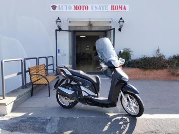 HONDA SH 300 ABS ESP

Immatricolato 2013, 279cc, 27Cv 20Kw, 25.000km, EURO3.

*** Scootere con motore sostituito ***

Accessoriato con: parabrezza con paramani.

Di serie: gancio appendi borsa, vano sottosella, vano portaoggetti anteriore, cavalletto laterale + centrale.

Rimangono sempre esclusi i costi :
-del passaggio di proprietÃ  pari ad euro 200,00.
-messa su strada pari ad euro 300,00 che include controlli tagliando completo preconsegna (olio,filtro olio, filtro aria e tutti i componenti necessari al ripristino), 12 mesi di garanzia estendibili a 24 36mesi in base al veicolo e copre i componenti non soggetti ad usura (dettagli in sede).

Il prezzo del veicolo pubblicizzato Ã¨ stato calcolato utilizzando tutte le campagne commerciali a disposizione.

*************

I NOSTRI SERVIZI :
-Acquisto diretto con pagamento immediato
-conto vendita
-vendita auto, moto e scooter usati e garantiti
-vendita veicoli d'epoca
-permuta auto con moto e viceversa
-noleggio breve e lungo termine
-finanziamenti personalizzati (rata costante,mini e maxi rate, leasing)
-assistenza post-vendita con societÃ  di garanzie e officine partner
-assicurazioni
-consulenze e stime per acquisti tra privati

VISITA il nostro sito internet: automotousateroma.it oppure scarica la nostra App: automotousateroma dall' Apple store o Play store per restare aggiornato sui nostri ultimi arrivi.

VIENI A TROVARCI PER VEDERE DAL VIVO QUESTO VEICOLO :
Auto Moto Usate Roma s.r.l.Via Appia Nuova 23, 00047, Marino (RM) (adiacente Sorelle Ramonda)

*************

HAI UNA PERMUTA?
compila il form sull'App o nel nostro sito automotousateroma.it
oppure inviaci foto e descrizione (modello anno km motore ...)
al nostro numero whatsapp : Cell. 351-4646876 o Whats. 366-6562866 Fisso 06-7215841 e-mail : info@automotousateroma.it

*************
La Auto Moto Usate Roma Srl declina ogni responsabilitÃ  per eventuali involontarie incongruenze che non rappresentano in alcun modo un impegno contrattuale e invitano i clienti a verificare sempre dal vivo la correttezza dei dati che potrebbero non coincidere con lâ€™effettivo equipaggiamento del veicolo spesso dovuto alla incompatibilitÃ  dei dati trasmessi sulle varie piattaforme web