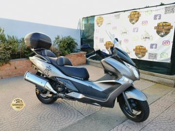 HONDA SW-T 600 ABS

Immatricolazione 2015, 582cc, 51Cv 38Kw, 47.000km, Euro3.
Con: Abs, immobilizer, computer di bordo, freno a mano, doppio portaoggetti anteriore, ampio vano sottosella, cavalletto centrale piÃ¹ laterale, bauletto centrale, porta targa sportivo.

Rimangono sempre esclusi i costi :
-del passaggio di proprietÃ  pari ad euro 200,00.
-messa su strada pari ad euro 300,00 che include controlli tagliando completo preconsegna (olio,filtro olio, filtro aria e tutti i componenti necessari al ripristino), 12 mesi di garanzia estendibili a 24 36mesi in base al veicolo e copre i componenti non soggetti ad usura (dettagli in sede).

Il prezzo del veicolo pubblicizzato Ã¨ stato calcolato utilizzando tutte le campagne commerciali a disposizione.

*************

I NOSTRI SERVIZI :
-Acquisto diretto con pagamento immediato
-conto vendita
-vendita auto, moto e scooter usati e garantiti
-vendita veicoli d'epoca
-permuta auto con moto e viceversa
-noleggio breve e lungo termine
-finanziamenti personalizzati (rata costante,mini e maxi rate, leasing)
-assistenza post-vendita con societÃ  di garanzie e officine partner
-assicurazioni
-consulenze e stime per acquisti tra privati

VISITA il nostro sito internet: automotousateroma.it oppure scarica la nostra App: automotousateroma dall' Apple store o Play store per restare aggiornato sui nostri ultimi arrivi.

VIENI A TROVARCI PER VEDERE DAL VIVO QUESTO VEICOLO :
Auto Moto Usate Roma s.r.l.Via Appia Nuova 23, 00047, Marino (RM) (adiacente Sorelle Ramonda)

*************

HAI UNA PERMUTA?
compila il form sull'App o nel nostro sito automotousateroma.it
oppure inviaci foto e descrizione (modello anno km motore ...)
al nostro numero whatsapp : Cell. 351-4646876 o Whats. 366-6562866 Fisso 06-7215841 e-mail : info@automotousateroma.it

*************
La Auto Moto Usate Roma Srl declina ogni responsabilitÃ  per eventuali involontarie incongruenze che non rappresentano in alcun modo un impegno contrattuale e invitano i clienti a verificare sempre dal vivo la correttezza dei dati che potrebbero non coincidere con lâ€™effettivo equipaggiamento del veicolo spesso dovuto alla incompatibilitÃ  dei dati trasmessi sulle varie piattaforme web.