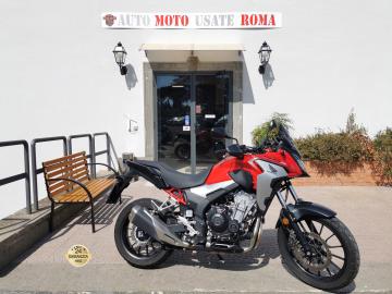 HONDA CB 500 X ABS

Immatricolazione 2021, 471cc, 8.800km, 35kw 48cv, EURO5.

Di serie: motore a Bicilindrico, cambio manuale a 6 marce, avviamento elettrico, abs, antifurto immobilizer, raffreddamento a liquido, freno a disco anteriore da 320mm, freno a disco posteriore da 240mm, forcella anteriore telescopica con steli da 41mm, monoammortizzatore posteriore regolabile su 9 posizioni, cavalletto laterale.

Accessoriato con: Barra portatelefono, cupolino Wrs fumÃ¨ corto.

Il prezzo proposto di 5.000,00euro Ã¨ legato alla promozione web che prevede un acquisto tramite finanziamento di intero importo.
Il prezzo senza promo Ã¨ di euro 5.900,00euro.

Rimangono sempre esclusi i costi :
-del passaggio di proprietÃ  pari ad euro 200,00.
-messa su strada pari ad euro 300,00 che include controlli tagliando completo preconsegna (olio,filtro olio, filtro aria e tutti i componenti necessari al ripristino), 12 mesi di garanzia estendibili a 24 36mesi in base al veicolo e copre i componenti non soggetti ad usura (dettagli in sede).

Il prezzo del veicolo pubblicizzato Ã¨ stato calcolato utilizzando tutte le campagne commerciali a disposizione.

*************

I NOSTRI SERVIZI :
-Acquisto diretto con pagamento immediato
-conto vendita
-vendita auto, moto e scooter usati e garantiti
-vendita veicoli d'epoca
-permuta auto con moto e viceversa
-noleggio breve e lungo termine
-finanziamenti personalizzati (rata costante,mini e maxi rate, leasing)
-assistenza post-vendita con societÃ  di garanzie e officine partner
-assicurazioni
-consulenze e stime per acquisti tra privati

VISITA il nostro sito internet: automotousateroma.it oppure scarica la nostra App: automotousateroma dall' Apple store o Play store per restare aggiornato sui nostri ultimi arrivi.

VIENI A TROVARCI PER VEDERE DAL VIVO QUESTO VEICOLO :
Auto Moto Usate Roma s.r.l.Via Appia Nuova 23, 00047, Marino (RM) (adiacente Sorelle Ramonda)

*************

HAI UNA PERMUTA?
compila il form sull'App o nel nostro sito automotousateroma.it
oppure inviaci foto e descrizione (modello anno km motore ...)
al nostro numero whatsapp : Cell. 351-4646876 o Whats. 366-6562866 Fisso 06-7215841 e-mail : info@automotousateroma.it

*************
La Auto Moto Usate Roma Srl declina ogni responsabilitÃ  per eventuali involontarie incongruenze che non rappresentano in alcun modo un impegno contrattuale e invitano i clienti a verificare sempre dal vivo la correttezza dei dati che potrebbero non coincidere con lâ€™effettivo equipaggiamento del veicolo spesso dovuto alla incompatibilitÃ  dei dati trasmessi sulle varie piattaforme web.


