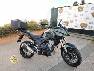 HONDA CB 500 X ABS

Immatricolazione 2022, 471cc, 31.800km, 35kw 48cv, EURO5.

** Colorazione Pearl Organic Green **

*** Garanzia Honda 5 anni Ufficiale ***

** Moto in ottime condizioni, Unicoproprietario, tutti tagliandi ufficiali **

Con: Motore Bicilindrico, cambio manuale a 6 rapporti, avviamento elettrico, abs, antifurto immobilizer, raffreddamento a liquido, freno a disco anteriore da 296mm, freno a disco posteriore da 240mm, Forcella telescopica rovesciata Showa SFF-BP con steli da 41mm regolabile nel precarico molle, Forcellone in acciaio scatolato con ammortizzatore Pro-Link regolabile nel precarico su 5 posizioni, cavalletto laterale, cerchi da 19â€ anteriore e 17â€ posteriore.

Accessoriato con: Bauletto GIVI Trekker Outbeck, telaio porta navigatore.

Il prezzo proposto di 5.000,00euro Ã¨ legato alla promozione web che prevede un acquisto tramite finanziamento di intero importo.
Il prezzo senza promo Ã¨ di euro 5.900,00euro.

Rimangono sempre esclusi i costi :
-del passaggio di proprietÃ  pari ad euro 200,00.
-messa su strada pari ad euro 300,00 che include controlli tagliando completo preconsegna (olio,filtro olio, filtro aria e tutti i componenti necessari al ripristino), 12 mesi di garanzia estendibili a 24 36mesi in base al veicolo e copre i componenti non soggetti ad usura (dettagli in sede).

Il prezzo del veicolo pubblicizzato Ã¨ stato calcolato utilizzando tutte le campagne commerciali a disposizione.

*************

I NOSTRI SERVIZI :
-Acquisto diretto con pagamento immediato
-conto vendita
-vendita auto, moto e scooter usati e garantiti
-vendita veicoli d'epoca
-permuta auto con moto e viceversa
-noleggio breve e lungo termine
-finanziamenti personalizzati (rata costante,mini e maxi rate, leasing)
-assistenza post-vendita con societÃ  di garanzie e officine partner
-assicurazioni
-consulenze e stime per acquisti tra privati

VISITA il nostro sito internet: automotousateroma.it oppure scarica la nostra App: automotousateroma dall' Apple store o Play store per restare aggiornato sui nostri ultimi arrivi.

VIENI A TROVARCI PER VEDERE DAL VIVO QUESTO VEICOLO :
Auto Moto Usate Roma s.r.l.Via Appia Nuova 23, 00047, Marino (RM) (adiacente Sorelle Ramonda)

*************

HAI UNA PERMUTA?
compila il form sull'App o nel nostro sito automotousateroma.it
oppure inviaci foto e descrizione (modello anno km motore ...)
al nostro numero whatsapp : Cell. 351-4646876 o Whats. 366-6562866 Fisso 06-7215841 e-mail : info@automotousateroma.it

*************
La Auto Moto Usate Roma Srl declina ogni responsabilitÃ  per eventuali involontarie incongruenze che non rappresentano in alcun modo un impegno contrattuale e invitano i clienti a verificare sempre dal vivo la correttezza dei dati che potrebbero non coincidere con lâ€™effettivo equipaggiamento del veicolo spesso dovuto alla incompatibilitÃ  dei dati trasmessi sulle varie piattaforme web.



