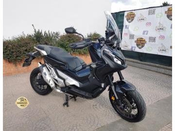 HONDA X-ADV 750 ABS DCT â€œ DESERT TRACK â€œ

Immatricolata 2020, 745cc, 55Cv 40Kw, 45.000km, Euro4.

Con: Motore Bicilindrico, cambio automatico e sequenziale DCT a 6 rapporti dotato di quattro mappature (Drive e Sport su tre livelli), strumentazione LCD, gruppi ottici a led sia davanti sia dietro, sistema di accensione smart-key, sistema frenante ABS combinato, forcella a steli rovesciati con precarico regolabile sull'anteriore, monoammortizzatore con precarico regolabile su dieci posizioni al posteriore, antifurto immobilizer, ampio vano sottosella capace di ospitare un casco integrale, dischi a margherita, computer di bordo, pulsante 4 frecce, leve regolabili, oarabrezza regolabile, freno a mano, cerchi a raggi da 17â€ anteriori e 15â€ posteriori.

Rimangono sempre esclusi i costi :
-del passaggio di proprietÃ  pari ad euro 200,00.
-messa su strada pari ad euro 300,00 che include controlli tagliando completo preconsegna (olio,filtro olio, filtro aria e tutti i componenti necessari al ripristino), 12 mesi di garanzia estendibili a 24 36mesi in base al veicolo e copre i componenti non soggetti ad usura (dettagli in sede).

Il prezzo del veicolo pubblicizzato Ã¨ stato calcolato utilizzando tutte le campagne commerciali a disposizione.

*************

I NOSTRI SERVIZI :
-Acquisto diretto con pagamento immediato
-conto vendita
-vendita auto, moto e scooter usati e garantiti
-vendita veicoli d'epoca
-permuta auto con moto e viceversa
-noleggio breve e lungo termine
-finanziamenti personalizzati (rata costante,mini e maxi rate, leasing)
-assistenza post-vendita con societÃ  di garanzie e officine partner
-assicurazioni
-consulenze e stime per acquisti tra privati

VISITA il nostro sito internet: automotousateroma.it oppure scarica la nostra App: automotousateroma dall' Apple store o Play store per restare aggiornato sui nostri ultimi arrivi.

VIENI A TROVARCI PER VEDERE DAL VIVO QUESTO VEICOLO :
Auto Moto Usate Roma s.r.l.Via Appia Nuova 23, 00047, Marino (RM) (adiacente Sorelle Ramonda)

*************

HAI UNA PERMUTA?
compila il form sull'App o nel nostro sito automotousateroma.it
oppure inviaci foto e descrizione (modello anno km motore ...)
al nostro numero whatsapp : Cell. 351-4646876 o Whats. 366-6562866 Fisso 06-7215841 e-mail : info@automotousateroma.it

*************
La Auto Moto Usate Roma Srl declina ogni responsabilitÃ  per eventuali involontarie incongruenze che non rappresentano in alcun modo un impegno contrattuale e invitano i clienti a verificare sempre dal vivo la correttezza dei dati che potrebbero non coincidere con lâ€™effettivo equipaggiamento del veicolo spesso dovuto alla incompatibilitÃ  dei dati trasmessi sulle varie piattaforme web.






