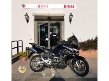 HONDA XL 1000 VARADERO ABS

Immatricolato 2004, 996cc, 92Cv 69Kw, 40.000Km, Euro2.

*** Moto Iscritta Asi con crs per Assicurazione e bollo ridotti ***

** Moto secondo proprietario **

** Moto visibile su APPUNTAMENTO **

Lavori eseguiti: Gomme, Kit trasmissione, tagliando, filtro aria K N, batteria.
Con: Fari a Led, presa 12V, cubik, telaio porta navigatore, paramotore, gancio porta casco, borsa manubrio, faretti di profonditÃ , manopole riscaldate, specchietti, paramani, estenzione cavaletto laterale, bauletto (non presente in foto) + parti originali. Con: Motore Bicilindrico a V, cambio manuale a 6 rapporti, Abs, computer di bordo, doppio cavalletto, doppio freno a disco anteriore da 296mm e posteriore da 256mm, cerchi da 19â€œ anteriore e da 17â€ al posteriore.

Il prezzo proposto di 5.000,00euro Ã¨ legato alla promozione web che prevede un acquisto tramite finanziamento di intero importo.

Il prezzo senza promo Ã¨ di euro 5.500,00euro.

Rimangono sempre esclusi i costi :
-del passaggio di proprietÃ  pari ad euro 200,00.
-messa su strada pari ad euro 300,00 che include controlli tagliando completo preconsegna (olio,filtro olio, filtro aria e tutti i componenti necessari al ripristino), 12 mesi di garanzia estendibili a 24 36mesi in base al veicolo e copre i componenti non soggetti ad usura (dettagli in sede).

Il prezzo del veicolo pubblicizzato Ã¨ stato calcolato utilizzando tutte le campagne commerciali a disposizione.

*************

I NOSTRI SERVIZI :
-Acquisto diretto con pagamento immediato
-conto vendita
-vendita auto, moto e scooter usati e garantiti
-vendita veicoli d'epoca
-permuta auto con moto e viceversa
-noleggio breve e lungo termine
-finanziamenti personalizzati (rata costante,mini e maxi rate, leasing)
-assistenza post-vendita con societÃ  di garanzie e officine partner
-assicurazioni
-consulenze e stime per acquisti tra privati

VISITA il nostro sito internet: automotousateroma.it oppure scarica la nostra App: automotousateroma dall' Apple store o Play store per restare aggiornato sui nostri ultimi arrivi.

VIENI A TROVARCI PER VEDERE DAL VIVO QUESTO VEICOLO :
Auto Moto Usate Roma s.r.l.Via Appia Nuova 23, 00047, Marino (RM) (adiacente Sorelle Ramonda)

*************

HAI UNA PERMUTA?
compila il form sull'App o nel nostro sito automotousateroma.it
oppure inviaci foto e descrizione (modello anno km motore ...)
al nostro numero whatsapp : Cell. 351-4646876 o Whats. 366-6562866 Fisso 06-7215841 e-mail : info@automotousateroma.it

*************
La Auto Moto Usate Roma Srl declina ogni responsabilitÃ  per eventuali involontarie incongruenze che non rappresentano in alcun modo un impegno contrattuale e invitano i clienti a verificare sempre dal vivo la correttezza dei dati che potrebbero non coincidere con lâ€™effettivo equipaggiamento del veicolo spesso dovuto alla incompatibilitÃ  dei dati trasmessi sulle varie piattaforme web.

