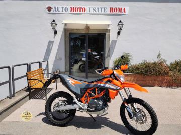 KTM 690 ENDURO R

Immatricolazione 2022 , 15.000km, 693cc, 55kw 74cv, Euro5.

*** Moto Unicoproprietario ***

Con: Traction controll disinseribile, manopole Ktm, paracoppa.

Di serie con: Cambio manuale a 6 rapporti, raffreddamento a liquido, distribuzione monoalbero, 4 Valvole, frizione multidisco, Abs, 3 mappe motore, telaio Space frame in tubolare di cromo molibdeno, verniciato a polvere, Forcella ant. WP XPLOR a steli rovesciati Ã˜ 48 mm, e post. Ammortizzatore WP XPLOR con collegamento Pro-Lever, disco anteriore da 300mm e da 240mm al postereiore, cerchio ant. Da 21â€ a raggi e post. Da 18â€.

Il prezzo proposto di 8.500,00euro Ã¨ legato alla promozione web che prevede un acquisto tramite finanziamento di intero importo.
Il prezzo senza promo Ã¨ di euro 9.400,00euro.

Rimangono sempre esclusi i costi :
-del passaggio di proprietÃ  pari ad euro 200,00.
-messa su strada pari ad euro 300,00 che include controlli tagliando completo preconsegna (olio,filtro olio, filtro aria e tutti i componenti necessari al ripristino), 12 mesi di garanzia estendibili a 24 36mesi in base al veicolo e copre i componenti non soggetti ad usura (dettagli in sede).

Il prezzo del veicolo pubblicizzato Ã¨ stato calcolato utilizzando tutte le campagne commerciali a disposizione.

*************

I NOSTRI SERVIZI :
-Acquisto diretto con pagamento immediato
-conto vendita
-vendita auto, moto e scooter usati e garantiti
-vendita veicoli d'epoca
-permuta auto con moto e viceversa
-noleggio breve e lungo termine
-finanziamenti personalizzati (rata costante,mini e maxi rate, leasing)
-assistenza post-vendita con societÃ  di garanzie e officine partner
-assicurazioni
-consulenze e stime per acquisti tra privati

VISITA il nostro sito internet: automotousateroma.it oppure scarica la nostra App: automotousateroma dall' Apple store o Play store per restare aggiornato sui nostri ultimi arrivi.

VIENI A TROVARCI PER VEDERE DAL VIVO QUESTO VEICOLO :
Auto Moto Usate Roma s.r.l.Via Appia Nuova 23, 00047, Marino (RM) (adiacente Sorelle Ramonda)

*************

HAI UNA PERMUTA?
compila il form sull'App o nel nostro sito automotousateroma.it
oppure inviaci foto e descrizione (modello anno km motore ...)
al nostro numero whatsapp : Cell. 351-4646876 o Whats. 366-6562866 Fisso 06-7215841 e-mail : info@automotousateroma.it

*************
La Auto Moto Usate Roma Srl declina ogni responsabilitÃ  per eventuali involontarie incongruenze che non rappresentano in alcun modo un impegno contrattuale e invitano i clienti a verificare sempre dal vivo la correttezza dei dati che potrebbero non coincidere con lâ€™effettivo equipaggiamento del veicolo spesso dovuto alla incompatibilitÃ  dei dati trasmessi sulle varie piattaforme web.







