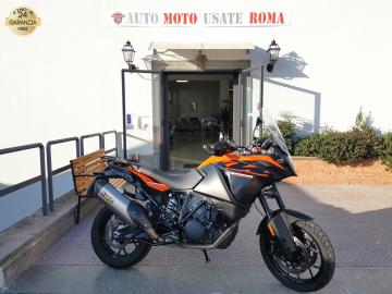 KTM 1090 ADVENTURE S

Immatricolata 2019, 1050cc, 125Cv 92Kw, 82.000Km, E4.

*** Moto revisionata e storico lavori ***

Con: Motore Bicilindrico a V, cambio manuale a 6 apporti, computer di bordo, 3 mappature motore, Abs, telaio Traliccio in tubi dâ€™acciaio-cromo-molibdeno, forcella WP Suspension Up Side Down WP- USD Ã˜ 43 mm, ammortizzatore posteriore WP Suspension Monoshock, doppio freno a disco anteriore da 320mm e posteriore da 267mm, cerchio anteriore da 19â€ e posteriore da 17â€.

Il prezzo proposto di 8.000,00euro Ã¨ legato alla promozione web che prevede un acquisto tramite finanziamento di intero importo.

Il prezzo senza promo Ã¨ di euro 8.500,00euro.

Rimangono sempre esclusi i costi :
-del passaggio di proprietÃ  pari ad euro 200,00.
-messa su strada pari ad euro 300,00 che include controlli tagliando completo preconsegna (olio,filtro olio, filtro aria e tutti i componenti necessari al ripristino), 12 mesi di garanzia estendibili a 24 36mesi in base al veicolo e copre i componenti non soggetti ad usura (dettagli in sede).

Il prezzo del veicolo pubblicizzato Ã¨ stato calcolato utilizzando tutte le campagne commerciali a disposizione.

*************

I NOSTRI SERVIZI :
-Acquisto diretto con pagamento immediato
-conto vendita
-vendita auto, moto e scooter usati e garantiti
-vendita veicoli d'epoca
-permuta auto con moto e viceversa
-noleggio breve e lungo termine
-finanziamenti personalizzati (rata costante,mini e maxi rate, leasing)
-assistenza post-vendita con societÃ  di garanzie e officine partner
-assicurazioni
-consulenze e stime per acquisti tra privati

VISITA il nostro sito internet: automotousateroma.it oppure scarica la nostra App: automotousateroma dall' Apple store o Play store per restare aggiornato sui nostri ultimi arrivi.

VIENI A TROVARCI PER VEDERE DAL VIVO QUESTO VEICOLO :
Auto Moto Usate Roma s.r.l.Via Appia Nuova 23, 00047, Marino (RM) (adiacente Sorelle Ramonda)

*************

HAI UNA PERMUTA?
compila il form sull'App o nel nostro sito automotousateroma.it
oppure inviaci foto e descrizione (modello anno km motore ...)
al nostro numero whatsapp : Cell. 351-4646876 o Whats. 366-6562866 Fisso 06-7215841 e-mail : info@automotousateroma.it

*************
La Auto Moto Usate Roma Srl declina ogni responsabilitÃ  per eventuali involontarie incongruenze che non rappresentano in alcun modo un impegno contrattuale e invitano i clienti a verificare sempre dal vivo la correttezza dei dati che potrebbero non coincidere con lâ€™effettivo equipaggiamento del veicolo spesso dovuto alla incompatibilitÃ  dei dati trasmessi sulle varie piattaforme web.

