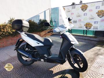 KYMCO AGILITY 150 R16

Immatricolazione 2009, 150cc, 11Cv 8Kw, 21.000 km, Euro3.
Con : Antifurto, Parabrezza alto, cupolino nero basso e bauletto Givi. Di serie: Immobilizer, computer di bordo, vano porta oggetti, ampio vano sottosella, cavalletto centrale e laterale, cerchi da 17â€.

Rimangono sempre esclusi i costi :
-del passaggio di proprietÃ  pari ad euro 200,00.
-messa su strada pari ad euro 300,00 che include controlli tagliando completo preconsegna (olio,filtro olio, filtro aria e tutti i componenti necessari al ripristino), 12 mesi di garanzia estendibili a 24 36mesi in base al veicolo e copre i componenti non soggetti ad usura (dettagli in sede).

Il prezzo del veicolo pubblicizzato Ã¨ stato calcolato utilizzando tutte le campagne commerciali a disposizione.

*************

I NOSTRI SERVIZI :
-Acquisto diretto con pagamento immediato
-conto vendita
-vendita auto, moto e scooter usati e garantiti
-vendita veicoli d'epoca
-permuta auto con moto e viceversa
-noleggio breve e lungo termine
-finanziamenti personalizzati (rata costante,mini e maxi rate, leasing)
-assistenza post-vendita con societÃ  di garanzie e officine partner
-assicurazioni
-consulenze e stime per acquisti tra privati

VISITA il nostro sito internet: automotousateroma.it oppure scarica la nostra App: automotousateroma dall' Apple store o Play store per restare aggiornato sui nostri ultimi arrivi.

VIENI A TROVARCI PER VEDERE DAL VIVO QUESTO VEICOLO :
Auto Moto Usate Roma s.r.l.Via Appia Nuova 23, 00047, Marino (RM) (adiacente Sorelle Ramonda)

*************

HAI UNA PERMUTA?
compila il form sull'App o nel nostro sito automotousateroma.it
oppure inviaci foto e descrizione (modello anno km motore ...)
al nostro numero whatsapp : Cell. 351-4646876 o Whats. 366-6562866 Fisso 06-7215841 e-mail : info@automotousateroma.it

*************
La Auto Moto Usate Roma Srl declina ogni responsabilitÃ  per eventuali involontarie incongruenze che non rappresentano in alcun modo un impegno contrattuale e invitano i clienti a verificare sempre dal vivo la correttezza dei dati che potrebbero non coincidere con lâ€™effettivo equipaggiamento del veicolo spesso dovuto alla incompatibilitÃ  dei dati trasmessi sulle varie piattaforme web.
