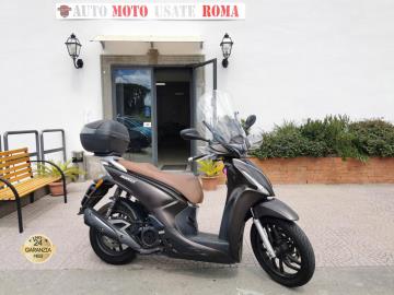 KYMCO PEOPLE 150i S

*** Unico proprietario - tutti tagliandi ufficiali ***

Immatricolazione 2018, 150cc, 14Cv 10Kw, 21.700 km, Euro4.

Con : Antifurto, Parabrezza, bauletto, portatelefono.

Di serie: Immobilizer, computer di bordo, vano porta oggetti + presa Usb, ampio vano sottosella con presa Usb, cavalletto centrale e laterale, cerchi da 17â€.

Rimangono sempre esclusi i costi :
-del passaggio di proprietÃ  pari ad euro 200,00.
-messa su strada pari ad euro 300,00 che include controlli tagliando completo preconsegna (olio,filtro olio, filtro aria e tutti i componenti necessari al ripristino), 12 mesi di garanzia estendibili a 24 36mesi in base al veicolo e copre i componenti non soggetti ad usura (dettagli in sede).

Il prezzo del veicolo pubblicizzato Ã¨ stato calcolato utilizzando tutte le campagne commerciali a disposizione.

*************

I NOSTRI SERVIZI :
-Acquisto diretto con pagamento immediato
-conto vendita
-vendita auto, moto e scooter usati e garantiti
-vendita veicoli d'epoca
-permuta auto con moto e viceversa
-noleggio breve e lungo termine
-finanziamenti personalizzati (rata costante,mini e maxi rate, leasing)
-assistenza post-vendita con societÃ  di garanzie e officine partner
-assicurazioni
-consulenze e stime per acquisti tra privati

VISITA il nostro sito internet: automotousateroma.it oppure scarica la nostra App: automotousateroma dall' Apple store o Play store per restare aggiornato sui nostri ultimi arrivi.

VIENI A TROVARCI PER VEDERE DAL VIVO QUESTO VEICOLO :
Auto Moto Usate Roma s.r.l.Via Appia Nuova 23, 00047, Marino (RM) (adiacente Sorelle Ramonda)

*************

HAI UNA PERMUTA?
compila il form sull'App o nel nostro sito automotousateroma.it
oppure inviaci foto e descrizione (modello anno km motore ...)
al nostro numero whatsapp : Cell. 351-4646876 o Whats. 366-6562866 Fisso 06-7215841 e-mail : info@automotousateroma.it

*************
La Auto Moto Usate Roma Srl declina ogni responsabilitÃ  per eventuali involontarie incongruenze che non rappresentano in alcun modo un impegno contrattuale e invitano i clienti a verificare sempre dal vivo la correttezza dei dati che potrebbero non coincidere con lâ€™effettivo equipaggiamento del veicolo spesso dovuto alla incompatibilitÃ  dei dati trasmessi sulle varie piattaforme web.
