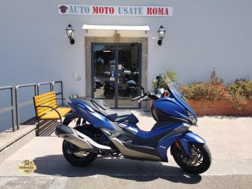 KYMCO XCITING 400i S TCS ABS

Immatricolazione 2021, 400cc, 36Cv 26Kw, 1.400km, euro5.

*** UNICO PROPRIETARIO - Tagliandi Kymco ***

Di serie: Abs, computer di bordo, cupolino regolabile, presa Usb, doppio vano porta oggetti, ampio vano sottosella, cavalletto laterale e centrale.

Rimangono sempre esclusi i costi :
-del passaggio di proprietÃ  pari ad euro 200,00.
-messa su strada pari ad euro 300,00 che include controlli tagliando completo preconsegna (olio,filtro olio, filtro aria e tutti i componenti necessari al ripristino), 12 mesi di garanzia estendibili a 24 36mesi in base al veicolo e copre i componenti non soggetti ad usura (dettagli in sede).

Il prezzo del veicolo pubblicizzato Ã¨ stato calcolato utilizzando tutte le campagne commerciali a disposizione.

*************

I NOSTRI SERVIZI :
-Acquisto diretto con pagamento immediato
-conto vendita
-vendita auto, moto e scooter usati e garantiti
-vendita veicoli d'epoca
-permuta auto con moto e viceversa
-noleggio breve e lungo termine
-finanziamenti personalizzati (rata costante,mini e maxi rate, leasing)
-assistenza post-vendita con societÃ  di garanzie e officine partner
-assicurazioni
-consulenze e stime per acquisti tra privati

VISITA il nostro sito internet: automotousateroma.it oppure scarica la nostra App: automotousateroma dall' Apple store o Play store per restare aggiornato sui nostri ultimi arrivi.

VIENI A TROVARCI PER VEDERE DAL VIVO QUESTO VEICOLO :
Auto Moto Usate Roma s.r.l.Via Appia Nuova 23, 00047, Marino (RM) (adiacente Sorelle Ramonda)

*************

HAI UNA PERMUTA?
compila il form sull'App o nel nostro sito automotousateroma.it
oppure inviaci foto e descrizione (modello anno km motore ...)
al nostro numero whatsapp : Cell. 351-4646876 o Whats. 366-6562866 Fisso 06-7215841 e-mail : info@automotousateroma.it

*************
La Auto Moto Usate Roma Srl declina ogni responsabilitÃ  per eventuali involontarie incongruenze che non rappresentano in alcun modo un impegno contrattuale e invitano i clienti a verificare sempre dal vivo la correttezza dei dati che potrebbero non coincidere con lâ€™effettivo equipaggiamento del veicolo spesso dovuto alla incompatibilitÃ  dei dati trasmessi sulle varie piattaforme web.