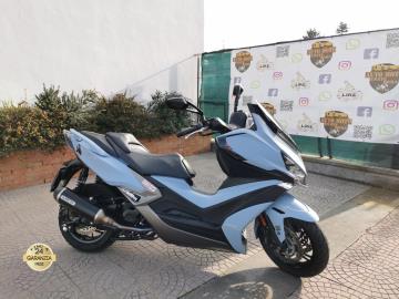 KYMCO XCITING 400i S TCS ABS

Immatricolazione 2023, 400cc, 34Cv 25Kw, 7.400km, euro5.

*** UNICO PROPRIETARIO - Tagliandi Kymco ***

** Guidabile PATENTE A2 **

Accessoriato con: cupolino basso fumÃ¨ regolabile, terminale Arrow + parti originali.

Con: Abs, computer di bordo, cupolino regolabile, presa Usb, doppio vano porta oggetti, ampio vano sottosella, cavalletto laterale e centrale, doppio freno a disco anteriore, cerchi da 15â€ anteriore e da 14â€ al posteriore.

Rimangono sempre esclusi i costi :
-del passaggio di proprietÃ  pari ad euro 200,00.
-messa su strada pari ad euro 300,00 che include controlli tagliando completo preconsegna (olio,filtro olio, filtro aria e tutti i componenti necessari al ripristino), 12 mesi di garanzia estendibili a 24 36mesi in base al veicolo e copre i componenti non soggetti ad usura (dettagli in sede).

Il prezzo del veicolo pubblicizzato Ã¨ stato calcolato utilizzando tutte le campagne commerciali a disposizione.

*************

I NOSTRI SERVIZI :
-Acquisto diretto con pagamento immediato
-conto vendita
-vendita auto, moto e scooter usati e garantiti
-vendita veicoli d'epoca
-permuta auto con moto e viceversa
-noleggio breve e lungo termine
-finanziamenti personalizzati (rata costante,mini e maxi rate, leasing)
-assistenza post-vendita con societÃ  di garanzie e officine partner
-assicurazioni
-consulenze e stime per acquisti tra privati

VISITA il nostro sito internet: automotousateroma.it oppure scarica la nostra App: automotousateroma dall' Apple store o Play store per restare aggiornato sui nostri ultimi arrivi.

VIENI A TROVARCI PER VEDERE DAL VIVO QUESTO VEICOLO :
Auto Moto Usate Roma s.r.l.Via Appia Nuova 23, 00047, Marino (RM) (adiacente Sorelle Ramonda)

*************

HAI UNA PERMUTA?
compila il form sull'App o nel nostro sito automotousateroma.it
oppure inviaci foto e descrizione (modello anno km motore ...)
al nostro numero whatsapp : Cell. 351-4646876 o Whats. 366-6562866 Fisso 06-7215841 e-mail : info@automotousateroma.it

*************
La Auto Moto Usate Roma Srl declina ogni responsabilitÃ  per eventuali involontarie incongruenze che non rappresentano in alcun modo un impegno contrattuale e invitano i clienti a verificare sempre dal vivo la correttezza dei dati che potrebbero non coincidere con lâ€™effettivo equipaggiamento del veicolo spesso dovuto alla incompatibilitÃ  dei dati trasmessi sulle varie piattaforme web.