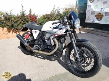 MOTO GUZZI V7 CAFE' CLASSIC

Immatricolazione 2012, 744cc, 49Cv 36kW, 27.000km, Euro3.

Accessoriata con: semimanubri, pompa freno anteriore Braking, paramotore, ammortizzatore di sterzo Gazi, sospensioni posteriori Gazi, cupolino, leva freno e frizione regolabili, scarichi Mistral in carbonio con collettori bendati, portatarga, frecce led, kit biposto sella lunga+pedane.

Di serie con: Forcella telescopica, ammortizzatori posteriori regolabili, freno a disco anteriore e posteriore, pinza freno Brembo.

Il prezzo proposto di euro 5.000,00euro Ã¨ legato alla promozione web che prevede un acquisto tramite finanziamento di intero importo.
Il prezzo senza promo Ã¨ di euro 5.500,00euro.

Rimangono sempre esclusi i costi :
-del passaggio di proprietÃ  pari ad euro 200,00.
-messa su strada pari ad euro 300,00 che include controlli tagliando completo preconsegna (olio,filtro olio, filtro aria e tutti i componenti necessari al ripristino), 12 mesi di garanzia estendibili a 24 36mesi in base al veicolo e copre i componenti non soggetti ad usura (dettagli in sede).

Il prezzo del veicolo pubblicizzato Ã¨ stato calcolato utilizzando tutte le campagne commerciali a disposizione.

*************

I NOSTRI SERVIZI :
-Acquisto diretto con pagamento immediato
-conto vendita
-vendita auto, moto e scooter usati e garantiti
-vendita veicoli d'epoca
-permuta auto con moto e viceversa
-noleggio breve e lungo termine
-finanziamenti personalizzati (rata costante,mini e maxi rate, leasing)
-assistenza post-vendita con societÃ  di garanzie e officine partner
-assicurazioni
-consulenze e stime per acquisti tra privati

VISITA il nostro sito internet: automotousateroma.it oppure scarica la nostra App: automotousateroma dall' Apple store o Play store per restare aggiornato sui nostri ultimi arrivi.

VIENI A TROVARCI PER VEDERE DAL VIVO QUESTO VEICOLO :
Auto Moto Usate Roma s.r.l.Via Appia Nuova 23, 00047, Marino (RM) (adiacente Sorelle Ramonda)

*************

HAI UNA PERMUTA?
compila il form sull'App o nel nostro sito automotousateroma.it
oppure inviaci foto e descrizione (modello anno km motore ...)
al nostro numero whatsapp : Cell. 351-4646876 o Whats. 366-6562866 Fisso 06-7215841 e-mail : info@automotousateroma.it

*************
La Auto Moto Usate Roma Srl declina ogni responsabilitÃ  per eventuali involontarie incongruenze che non rappresentano in alcun modo un impegno contrattuale e invitano i clienti a verificare sempre dal vivo la correttezza dei dati che potrebbero non coincidere con lâ€™effettivo equipaggiamento del veicolo spesso dovuto alla incompatibilitÃ  dei dati trasmessi sulle varie piattaforme web.


