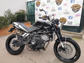 MOTO MORINI SCRAMBLER 1200

Immatricolata 2010, 1187cc, 24.000Km, 117Cv 85Kw, Euro3.

Con: Griglia faro anteriore, telaio porta borsa laterale.
Di serie con: Cambio manuale a 6 rapporti, telaio in Traliccio in tubi di acciaio altoresistenziale, raffreddamento a liquido, frizione multidisco, sospensioni anteriori Marzocchi Upside Down 50 mm e posteriore Monoammortizzatore laterale pluriregolabile, discho freno anteriore da 298 mm e posteriore da 255 mm, cerchi a raggi da 17â€.

Rimangono sempre esclusi i costi :
-del passaggio di proprietÃ  pari ad euro 200,00.
-messa su strada pari ad euro 300,00 che include controlli tagliando completo preconsegna (olio,filtro olio, filtro aria e tutti i componenti necessari al ripristino), 12 mesi di garanzia estendibili a 24 36mesi in base al veicolo e copre i componenti non soggetti ad usura (dettagli in sede).

Il prezzo del veicolo pubblicizzato Ã¨ stato calcolato utilizzando tutte le campagne commerciali a disposizione.

*************

I NOSTRI SERVIZI :
-Acquisto diretto con pagamento immediato
-conto vendita
-vendita auto, moto e scooter usati e garantiti
-vendita veicoli d'epoca
-permuta auto con moto e viceversa
-noleggio breve e lungo termine
-finanziamenti personalizzati (rata costante,mini e maxi rate, leasing)
-assistenza post-vendita con societÃ  di garanzie e officine partner
-assicurazioni
-consulenze e stime per acquisti tra privati

VISITA il nostro sito internet: automotousateroma.it oppure scarica la nostra App: automotousateroma dall' Apple store o Play store per restare aggiornato sui nostri ultimi arrivi.

VIENI A TROVARCI PER VEDERE DAL VIVO QUESTO VEICOLO :
Auto Moto Usate Roma s.r.l.Via Appia Nuova 23, 00047, Marino (RM) (adiacente Sorelle Ramonda)

*************

HAI UNA PERMUTA?
compila il form sull'App o nel nostro sito automotousateroma.it
oppure inviaci foto e descrizione (modello anno km motore ...)
al nostro numero whatsapp : Cell. 351-4646876 o Whats. 366-6562866 Fisso 06-7215841 e-mail : info@automotousateroma.it

*************
La Auto Moto Usate Roma Srl declina ogni responsabilitÃ  per eventuali involontarie incongruenze che non rappresentano in alcun modo un impegno contrattuale e invitano i clienti a verificare sempre dal vivo la correttezza dei dati che potrebbero non coincidere con lâ€™effettivo equipaggiamento del veicolo spesso dovuto alla incompatibilitÃ  dei dati trasmessi sulle varie piattaforme web.





