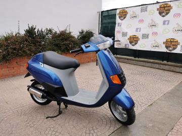 PIAGGIO QUARTZ 50

Immatricolato 1994, 70cc.

*** Scooter completamente rigenerato ***

Lavori eseguiti : Motore da 70cc MHR, ingranaggi primari MALOSSI rapp. 16 37, trasmissione originale rivista, carburatore dell'orto 17.5, aria automatica, terminale Sito plus, carter accensione Zip 5p HK1, sospensione Anteriore e posteriore BITUBO (Gas), batteria.

Con: Specchietti originali disponibili ( non presenti in foto).

*************

I NOSTRI SERVIZI :
-Acquisto diretto con pagamento immediato
-conto vendita
-vendita auto, moto e scooter usati e garantiti
-vendita veicoli d'epoca
-permuta auto con moto e viceversa
-noleggio breve e lungo termine
-finanziamenti personalizzati (rata costante,mini e maxi rate, leasing)
-assistenza post-vendita con societÃ  di garanzie e officine partner
-assicurazioni
-consulenze e stime per acquisti tra privati

VISITA il nostro sito internet: automotousateroma.it oppure scarica la nostra App: automotousateroma dall' Apple store o Play store per restare aggiornato sui nostri ultimi arrivi.

VIENI A TROVARCI PER VEDERE DAL VIVO QUESTO VEICOLO :
Auto Moto Usate Roma s.r.l.Via Appia Nuova 23, 00047, Marino (RM) (adiacente Sorelle Ramonda)

*************

HAI UNA PERMUTA?
compila il form sull'App o nel nostro sito automotousateroma.it
oppure inviaci foto e descrizione (modello anno km motore ...)
al nostro numero whatsapp : Cell. 351-4646876 o Whats. 366-6562866 Fisso 06-7215841 e-mail : info@automotousateroma.it

*************
La Auto Moto Usate Roma Srl declina ogni responsabilitÃ  per eventuali involontarie incongruenze che non rappresentano in alcun modo un impegno contrattuale e invitano i clienti a verificare sempre dal vivo la correttezza dei dati che potrebbero non coincidere con lâ€™effettivo equipaggiamento del veicolo spesso dovuto alla incompatibilitÃ  dei dati trasmessi sulle varie piattaforme web.


