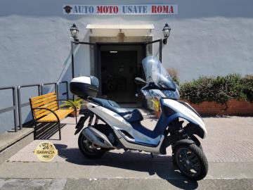 PIAGGIO MP3 125 YOURBAN

Immatricolato 2012, 124cc, 11Kw 15Cv, 35.300Km, Euro3.

** Guidabile con Patente A1 B â€“ il veicolo puÃ² andare in tangenziale e G.r.a. **

Con: Motore Monocilindrico, raffreddamento a liquido, gancio porta oggetti, ampio vano sotto sella, dischi freno da 240m, cerchi da 12â€ anteriori e da 14â€ al posteriore.
Accessoriato con: Parabrezza GIVI, bauletto originale Piaggio.

Rimangono sempre esclusi i costi :
-del passaggio di proprietÃ  pari ad euro 200,00.
-messa su strada pari ad euro 300,00 che include controlli tagliando completo preconsegna (olio,filtro olio, filtro aria e tutti i componenti necessari al ripristino), 12 mesi di garanzia estendibili a 24 36mesi in base al veicolo e copre i componenti non soggetti ad usura (dettagli in sede).

Il prezzo del veicolo pubblicizzato Ã¨ stato calcolato utilizzando tutte le campagne commerciali a disposizione.

*************

I NOSTRI SERVIZI :
-Acquisto diretto con pagamento immediato
-conto vendita
-vendita auto, moto e scooter usati e garantiti
-vendita veicoli d'epoca
-permuta auto con moto e viceversa
-noleggio breve e lungo termine
-finanziamenti personalizzati (rata costante,mini e maxi rate, leasing)
-assistenza post-vendita con societÃ  di garanzie e officine partner
-assicurazioni
-consulenze e stime per acquisti tra privati

VISITA il nostro sito internet: automotousateroma.it oppure scarica la nostra App: automotousateroma dall' Apple store o Play store per restare aggiornato sui nostri ultimi arrivi.

VIENI A TROVARCI PER VEDERE DAL VIVO QUESTO VEICOLO :
Auto Moto Usate Roma s.r.l.Via Appia Nuova 23, 00047, Marino (RM) (adiacente Sorelle Ramonda)

*************

HAI UNA PERMUTA?
compila il form sull'App o nel nostro sito automotousateroma.it
oppure inviaci foto e descrizione (modello anno km motore ...)
al nostro numero whatsapp : Cell. 351-4646876 o 366-6562866 - 06-7215841 e-mail : info@automotousateroma.it

*************
La Auto Moto Usate Roma Srl declina ogni responsabilitÃ  per eventuali involontarie incongruenze che non rappresentano in alcun modo un impegno contrattuale e invitano i clienti a verificare sempre dal vivo la correttezza dei dati che potrebbero non coincidere con lâ€™effettivo equipaggiamento del veicolo spesso dovuto alla incompatibilitÃ  dei dati trasmessi sulle varie piattaforme web.



