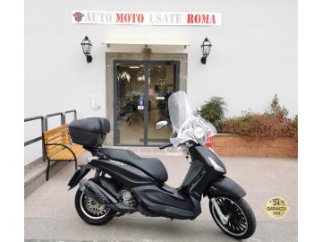PIAGGIO BEVERLY 300 i.e. POLICE ABS ASR

Immatricolato 05 2016, 16Kw 22Cv, 278cc, 50.200km, EURO4.
*** Versione Police ***

Di serie: computer di bordo, Abs, Asr, vano porta oggetti anteriore, cavalletto centrale + laterale, vano sotto-sella per 2 caschi, gancio borsa a scomparsa, doppio ammortizzatore.

Accessoriato con: Parabrezza Isotta, bauletto in tinta originale.


Rimangono sempre esclusi i costi :
-del passaggio di proprietÃ  pari ad euro 200,00.
-messa su strada pari ad euro 300,00 che include controlli tagliando completo preconsegna (olio,filtro olio, filtro aria e tutti i componenti necessari al ripristino), 12 mesi di garanzia estendibili a 24 36mesi in base al veicolo e copre i componenti non soggetti ad usura (dettagli in sede).

Il prezzo del veicolo pubblicizzato Ã¨ stato calcolato utilizzando tutte le campagne commerciali a disposizione.

*************

I NOSTRI SERVIZI :
-Acquisto diretto con pagamento immediato
-conto vendita
-vendita auto, moto e scooter usati e garantiti
-vendita veicoli d'epoca
-permuta auto con moto e viceversa
-noleggio breve e lungo termine
-finanziamenti personalizzati (rata costante,mini e maxi rate, leasing)
-assistenza post-vendita con societÃ  di garanzie e officine partner
-assicurazioni
-consulenze e stime per acquisti tra privati

VISITA il nostro sito internet: automotousateroma.it oppure scarica la nostra App: automotousateroma dall' Apple store o Play store per restare aggiornato sui nostri ultimi arrivi.

VIENI A TROVARCI PER VEDERE DAL VIVO QUESTO VEICOLO :
Auto Moto Usate Roma s.r.l.Via Appia Nuova 23, 00047, Marino (RM) (adiacente Sorelle Ramonda)

*************

HAI UNA PERMUTA?
compila il form sull'App o nel nostro sito automotousateroma.it
oppure inviaci foto e descrizione (modello anno km motore ...)
al nostro numero whatsapp : Cell. 351-4646876 o Whats. 366-6562866 Fisso 06-7215841 e-mail : info@automotousateroma.it

*************
La Auto Moto Usate Roma Srl declina ogni responsabilitÃ  per eventuali involontarie incongruenze che non rappresentano in alcun modo un impegno contrattuale e invitano i clienti a verificare sempre dal vivo la correttezza dei dati che potrebbero non coincidere con lâ€™effettivo equipaggiamento del veicolo spesso dovuto alla incompatibilitÃ  dei dati trasmessi sulle varie piattaforme web.