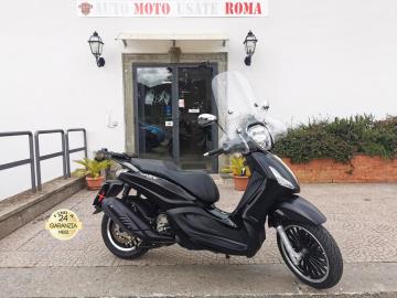 PIAGGIO BEVERLY 300 i.e. POLICE ABS ASR

Immatricolato 2019, 16Kw 22Cv, 278cc, 23.000km, EURO4.
*** Versione Police ***

Di serie: computer di bordo, Abs, Asr, vano porta oggetti anteriore, cavalletto centrale + laterale, vano sotto-sella per 2 caschi, gancio borsa a scomparsa, doppio ammortizzatore, Parabrezza Originale.

Rimangono sempre esclusi i costi :
-del passaggio di proprietÃ  pari ad euro 200,00.
-messa su strada pari ad euro 300,00 che include controlli tagliando completo preconsegna (olio,filtro olio, filtro aria e tutti i componenti necessari al ripristino), 12 mesi di garanzia estendibili a 24 36mesi in base al veicolo e copre i componenti non soggetti ad usura (dettagli in sede).

Il prezzo del veicolo pubblicizzato Ã¨ stato calcolato utilizzando tutte le campagne commerciali a disposizione.

*************

I NOSTRI SERVIZI :
-Acquisto diretto con pagamento immediato
-conto vendita
-vendita auto, moto e scooter usati e garantiti
-vendita veicoli d'epoca
-permuta auto con moto e viceversa
-noleggio breve e lungo termine
-finanziamenti personalizzati (rata costante,mini e maxi rate, leasing)
-assistenza post-vendita con societÃ  di garanzie e officine partner
-assicurazioni
-consulenze e stime per acquisti tra privati

VISITA il nostro sito internet: automotousateroma.it oppure scarica la nostra App: automotousateroma dall' Apple store o Play store per restare aggiornato sui nostri ultimi arrivi.

VIENI A TROVARCI PER VEDERE DAL VIVO QUESTO VEICOLO :
Auto Moto Usate Roma s.r.l.Via Appia Nuova 23, 00047, Marino (RM) (adiacente Sorelle Ramonda)

*************

HAI UNA PERMUTA?
compila il form sull'App o nel nostro sito automotousateroma.it
oppure inviaci foto e descrizione (modello anno km motore ...)
al nostro numero whatsapp : Cell. 351-4646876 o 366-6562866 - 06-7215841 e-mail : info@automotousateroma.it

*************
La Auto Moto Usate Roma Srl declina ogni responsabilitÃ  per eventuali involontarie incongruenze che non rappresentano in alcun modo un impegno contrattuale e invitano i clienti a verificare sempre dal vivo la correttezza dei dati che potrebbero non coincidere con lâ€™effettivo equipaggiamento del veicolo spesso dovuto alla incompatibilitÃ  dei dati trasmessi sulle varie piattaforme web.
