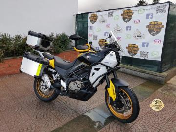 QJ MOTOR SVT 650 X

Immatricolata 2024, 645cc, 78Cv 56Kw, 3.300 Km, Euro5.

*** Garanzia Ufficiale per 48 Mesi ***

Con: Motore bicilindrico, cambio manuale a 6 rapporti, computer di bordo, Abs, faro a Led, cupolino regolabile, manopole e sella riscaldabile, distribuione Bialbero, freni a disco da 320mm anteriori e 260mmposteriore, cerchi da 17â€, paramotore, tris valigie, nottolini alza moto.

Il prezzo proposto di euro 6.000,00euro Ã¨ legato alla promozione web che prevede un acquisto tramite finanziamento di intero importo.
Il prezzo senza promo Ã¨ di euro 6.900,00euro.

Rimangono sempre esclusi i costi :
-del passaggio di proprietÃ  pari ad euro 200,00.
-messa su strada pari ad euro 300,00 che include controlli tagliando completo preconsegna (olio,filtro olio, filtro aria e tutti i componenti necessari al ripristino), 12 mesi di garanzia estendibili a 24 36mesi in base al veicolo e copre i componenti non soggetti ad usura (dettagli in sede).

Il prezzo del veicolo pubblicizzato Ã¨ stato calcolato utilizzando tutte le campagne commerciali a disposizione.

*************

I NOSTRI SERVIZI :
-Acquisto diretto con pagamento immediato
-conto vendita
-vendita auto, moto e scooter usati e garantiti
-vendita veicoli d'epoca
-permuta auto con moto e viceversa
-noleggio breve e lungo termine
-finanziamenti personalizzati (rata costante,mini e maxi rate, leasing)
-assistenza post-vendita con societÃ  di garanzie e officine partner
-assicurazioni
-consulenze e stime per acquisti tra privati

VISITA il nostro sito internet: automotousateroma.it oppure scarica la nostra App: automotousateroma dall' Apple store o Play store per restare aggiornato sui nostri ultimi arrivi.

VIENI A TROVARCI PER VEDERE DAL VIVO QUESTO VEICOLO :
Auto Moto Usate Roma s.r.l.Via Appia Nuova 23, 00047, Marino (RM) (adiacente Sorelle Ramonda)

*************

HAI UNA PERMUTA?
compila il form sull'App o nel nostro sito automotousateroma.it
oppure inviaci foto e descrizione (modello anno km motore ...)
al nostro numero whatsapp : Cell. 351-4646876 o Whats. 366-6562866 Fisso 06-7215841 e-mail : info@automotousateroma.it

*************
La Auto Moto Usate Roma Srl declina ogni responsabilitÃ  per eventuali involontarie incongruenze che non rappresentano in alcun modo un impegno contrattuale e invitano i clienti a verificare sempre dal vivo la correttezza dei dati che potrebbero non coincidere con lâ€™effettivo equipaggiamento del veicolo spesso dovuto alla incompatibilitÃ  dei dati trasmessi sulle varie piattaforme web.