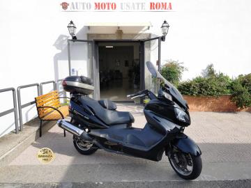 SUZUKI BURGMAN 650 EXECUTIVE ABS

Immatricolazione 2008, 638cc, 79.000Km, 41kw 55cv, Euro3.

Scooter in ottime condizioni sia estetiche che meccaniche.

Con: parabrezza regolabile maggiorato fumÃ¨ + originale, bauletto GIVI da 47 lt e schienalino, luci a Led, antifurto.

Lavori eseguiti: tagliando completo e candele, olio trasmissione e CVT sostituito, pasticche anteriori e posteriori, batteria nuova.

Di serie con cambio automatico sequenziale, Abs, specchi richiudibili elettronicamente, freno a mano, leve regolabili, pulsante 4 frecce, immobilizer.

Rimangono sempre esclusi i costi :
-del passaggio di proprietÃ  pari ad euro 200,00.
-messa su strada pari ad euro 300,00 che include controlli tagliando completo preconsegna (olio,filtro olio, filtro aria e tutti i componenti necessari al ripristino), 12 mesi di garanzia estendibili a 24 36mesi in base al veicolo e copre i componenti non soggetti ad usura (dettagli in sede).

Il prezzo del veicolo pubblicizzato Ã¨ stato calcolato utilizzando tutte le campagne commerciali a disposizione.

*************

I NOSTRI SERVIZI :
-Acquisto diretto con pagamento immediato
-conto vendita
-vendita auto, moto e scooter usati e garantiti
-vendita veicoli d'epoca
-permuta auto con moto e viceversa
-noleggio breve e lungo termine
-finanziamenti personalizzati (rata costante,mini e maxi rate, leasing)
-assistenza post-vendita con societÃ  di garanzie e officine partner
-assicurazioni
-consulenze e stime per acquisti tra privati

VISITA il nostro sito internet: automotousateroma.it oppure scarica la nostra App: automotousateroma dall' Apple store o Play store per restare aggiornato sui nostri ultimi arrivi.

VIENI A TROVARCI PER VEDERE DAL VIVO QUESTO VEICOLO :
Auto Moto Usate Roma s.r.l.Via Appia Nuova 23, 00047, Marino (RM) (adiacente Sorelle Ramonda)

*************

HAI UNA PERMUTA?
compila il form sull'App o nel nostro sito automotousateroma.it
oppure inviaci foto e descrizione (modello anno km motore ...)
al nostro numero whatsapp : Cell. 351-4646876 o Whats. 366-6562866 Fisso 06-7215841 e-mail : info@automotousateroma.it

*************
La Auto Moto Usate Roma Srl declina ogni responsabilitÃ  per eventuali involontarie incongruenze che non rappresentano in alcun modo un impegno contrattuale e invitano i clienti a verificare sempre dal vivo la correttezza dei dati che potrebbero non coincidere con lâ€™effettivo equipaggiamento del veicolo spesso dovuto alla incompatibilitÃ  dei dati trasmessi sulle varie piattaforme web.