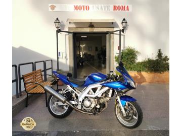 SUZUKI SV 650 S

Immatricolata 2004, 645cc, 72Cv 53Kw, 47.770Km, Euro2.
Di serie: Motore Bicilindrico a V, cambio manuale a 6 rapporti, computrer di bordo, 4 valvole, raffreddamento a liquido, doppio freno a disco da 290mm anteriore e 220mm al posteriore, cerchi in lega da 17â€.

Lavori eseguiti: Tagliando completo, paraoli forcella, cuscinetti di sterzo, pasticche anteriori e posteriori. Accessoriata con: Cupolino fumÃ¨, leve in Ergal, manopole, portatarga sportivo, tubi in treccia, nottolini alza moto, pedane arretrate.

Rimangono sempre esclusi i costi :
-del passaggio di proprietÃ  pari ad euro 200,00.
-messa su strada pari ad euro 300,00 che include controlli tagliando completo preconsegna (olio,filtro olio, filtro aria e tutti i componenti necessari al ripristino), 12 mesi di garanzia estendibili a 24 36mesi in base al veicolo e copre i componenti non soggetti ad usura (dettagli in sede).

Il prezzo del veicolo pubblicizzato Ã¨ stato calcolato utilizzando tutte le campagne commerciali a disposizione.

*************

I NOSTRI SERVIZI :
-Acquisto diretto con pagamento immediato
-conto vendita
-vendita auto, moto e scooter usati e garantiti
-vendita veicoli d'epoca
-permuta auto con moto e viceversa
-noleggio breve e lungo termine
-finanziamenti personalizzati (rata costante,mini e maxi rate, leasing)
-assistenza post-vendita con societÃ  di garanzie e officine partner
-assicurazioni
-consulenze e stime per acquisti tra privati

VISITA il nostro sito internet: automotousateroma.it oppure scarica la nostra App: automotousateroma dall' Apple store o Play store per restare aggiornato sui nostri ultimi arrivi.

VIENI A TROVARCI PER VEDERE DAL VIVO QUESTO VEICOLO :
Auto Moto Usate Roma s.r.l.Via Appia Nuova 23, 00047, Marino (RM) (adiacente Sorelle Ramonda)

*************

HAI UNA PERMUTA?
compila il form sull'App o nel nostro sito automotousateroma.it
oppure inviaci foto e descrizione (modello anno km motore ...)
al nostro numero whatsapp : Cell. 351-4646876 o Whats. 366-6562866 Fisso 06-7215841 e-mail : info@automotousateroma.it

*************
La Auto Moto Usate Roma Srl declina ogni responsabilitÃ  per eventuali involontarie incongruenze che non rappresentano in alcun modo un impegno contrattuale e invitano i clienti a verificare sempre dal vivo la correttezza dei dati che potrebbero non coincidere con lâ€™effettivo equipaggiamento del veicolo spesso dovuto alla incompatibilitÃ  dei dati trasmessi sulle varie piattaforme web.







