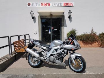 SUZUKI SV 1000 S

Immatricolato 2004, 996cc, 88Kw 120Cv, 58.000Km, Euro 2.

*** Moto iscrivibile Fmi o Asi ***

** Bollata e Revisionata **

Di serie con: Motore Bicilinrico a V, cambio manuale a 6 rapporti, doppio disco anteriore da 310mm e posteriore da 220mm, cerchi in lega da 17â€. lavori eseguiti: Kit trasmissione, frizione, revisione pompa freno, dischi anteriori, pasticche anteriori e posteriori.

Accessoriato con: cupolino nero, arretratori pedane.

Rimangono sempre esclusi i costi :
-del passaggio di proprietÃ  pari ad euro 200,00.
-messa su strada pari ad euro 300,00 che include controlli tagliando completo preconsegna (olio,filtro olio, filtro aria e tutti i componenti necessari al ripristino), 12 mesi di garanzia estendibili a 24 36mesi in base al veicolo e copre i componenti non soggetti ad usura (dettagli in sede).

Il prezzo del veicolo pubblicizzato Ã¨ stato calcolato utilizzando tutte le campagne commerciali a disposizione.

*************

I NOSTRI SERVIZI :
-Acquisto diretto con pagamento immediato
-conto vendita
-vendita auto, moto e scooter usati e garantiti
-vendita veicoli d'epoca
-permuta auto con moto e viceversa
-noleggio breve e lungo termine
-finanziamenti personalizzati (rata costante,mini e maxi rate, leasing)
-assistenza post-vendita con societÃ  di garanzie e officine partner
-assicurazioni
-consulenze e stime per acquisti tra privati

VISITA il nostro sito internet: automotousateroma.it oppure scarica la nostra App: automotousateroma dall' Apple store o Play store per restare aggiornato sui nostri ultimi arrivi.

VIENI A TROVARCI PER VEDERE DAL VIVO QUESTO VEICOLO :
Auto Moto Usate Roma s.r.l.Via Appia Nuova 23, 00047, Marino (RM) (adiacente Sorelle Ramonda)

*************

HAI UNA PERMUTA?
compila il form sull'App o nel nostro sito automotousateroma.it
oppure inviaci foto e descrizione (modello anno km motore ...)
al nostro numero whatsapp : Cell. 351-4646876 o Whats. 366-6562866 Fisso 06-7215841 e-mail : info@automotousateroma.it

*************
La Auto Moto Usate Roma Srl declina ogni responsabilitÃ  per eventuali involontarie incongruenze che non rappresentano in alcun modo un impegno contrattuale e invitano i clienti a verificare sempre dal vivo la correttezza dei dati che potrebbero non coincidere con lâ€™effettivo equipaggiamento del veicolo spesso dovuto alla incompatibilitÃ  dei dati trasmessi sulle varie piattaforme web.