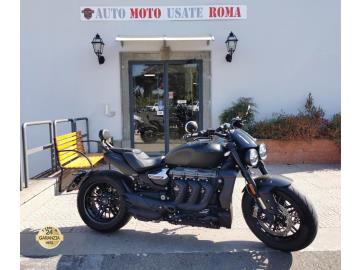 TRIUMPH ROCKET 3 R BLACK

Immatricolazione 2021, 2.458cc, 15.000 km, 123kw 167cv, EURO5.

Di serie: motore a 3 clindri, cambio manua le a 6 rapporti, computer di bordo, sistema di bloccasterzo e accensione keyless, quattro modalitÃ  di guida (Road, Rain, Sport e Rider), strumentazione TFT multifunzione, ABS e TTC, cruise control, controllo pressione pneumatici, doppi fari anteriori a LED con distintivo logo Triumph triangolare, sistema di scarico con tre collettori idroformati, posizione di guida regolabile, frizione idraulica a coppia assistita, forcella Showa da 47mm regolabile, doppio ammortizzatore Showa piggy back con serbatoio separato completamente regolabile, doppio freno a disco anteriore da 320mm, disco singolo da 300mm al posteriore, cerchio anteriore da 17 e da 16 al posteriore .

Il prezzo proposto di euro 17.000,00euro Ã¨ legato alla promozione che prevede un acquisto tramite un anticipo e la restante parte rimanente in finanziamento.

Il prezzo senza promo Ã¨ di euro 18.500,00euro.

Rimangono sempre esclusi i costi :
-del passaggio di proprietÃ  pari ad euro 200,00.
-messa su strada pari ad euro 400,00 che include controlli tagliando completo preconsegna (olio,filtro olio, filtro aria e tutti i componenti necessari al ripristino), 12 mesi di garanzia estendibili a 24 36mesi in base al veicolo e copre i componenti non soggetti ad usura (dettagli in sede).

Il prezzo del veicolo pubblicizzato Ã¨ stato calcolato utilizzando tutte le campagne commerciali a disposizione.

I NOSTRI SERVIZI :
-Acquisto diretto con pagamento immediato
-conto vendita
-vendita auto, moto e scooter usati e garantiti
-vendita veicoli d'epoca
-permuta auto con moto e viceversa
-noleggio breve e lungo termine
-finanziamenti personalizzati (rata costante,mini e maxi rate, leasing)
-assistenza post-vendita con societÃ  di garanzie e officine partner
-assicurazioni
-consulenze e stime per acquisti tra privati

VISITA il nostro sito internet: automotousateroma.it oppure scarica la nostra App: automotousateroma dall' Apple store o Play store per restare aggiornato sui nostri ultimi arrivi.

VIENI A TROVARCI PER VEDERE DAL VIVO QUESTO VEICOLO :
Auto Moto Usate Roma s.r.l.Via Appia Nuova 23, 00047, Marino (RM) (adiacente Sorelle Ramonda)

HAI UNA PERMUTA?
compila il form sull'App o nel nostro sito automotousateroma.it
oppure inviaci foto e descrizione (modello anno km motore ...)
al nostro numero whatsapp : Cell. 351-4646876 o Whats. 366-6562866 Fisso 06-7215841 e-mail : info@automotousateroma.it

La Auto Moto Usate Roma Srl declina ogni responsabilitÃ  per eventuali involontarie incongruenze che non rappresentano in alcun modo un impegno contrattuale e invitano i clienti a verificare sempre dal vivo la correttezza dei dati che potrebbero non coincidere con lâ€™effettivo equipaggiamento del veicolo spesso dovuto alla incompatibilitÃ  dei dati trasmessi sulle varie piattaforme web.
