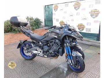 YAMAHA MXT 850 NIKEN

Immatricolazione 2020, 847cc, 9.400km, 84kw 115cv, Euro4.

Con: faro anteriore LED, strumentazione digitale con fondo nero, frizione antisaltellamento, cambio elettronico QSS (Quick Shift System), controllo della trazione (Traction Control System, TCS) e D-MODE, manopole riscaldate, cruise control, parabrezza, bauletto e antifurto.

Il prezzo proposto di euro 7.000,00euro Ã¨ legato alla promozione web che prevede un acquisto tramite finanziamento di intero importo.

Il prezzo senza promo Ã¨ di euro 7.900,00euro.

Rimangono sempre esclusi i costi :
-del passaggio di proprietÃ  pari ad euro 350,00.
-messa su strada pari ad euro 300,00 che include controlli tagliando completo preconsegna (olio,filtro olio, filtro aria e tutti i componenti necessari al ripristino), 12 mesi di garanzia estendibili a 24 36mesi in base al veicolo e copre i componenti non soggetti ad usura (dettagli in sede).

Il prezzo del veicolo pubblicizzato Ã¨ stato calcolato utilizzando tutte le campagne commerciali a disposizione.

*************

I NOSTRI SERVIZI :
-Acquisto diretto con pagamento immediato
-conto vendita
-vendita auto, moto e scooter usati e garantiti
-vendita veicoli d'epoca
-permuta auto con moto e viceversa
-noleggio breve e lungo termine
-finanziamenti personalizzati (rata costante,mini e maxi rate, leasing)
-assistenza post-vendita con societÃ  di garanzie e officine partner
-assicurazioni
-consulenze e stime per acquisti tra privati

VISITA il nostro sito internet: automotousateroma.it oppure scarica la nostra App: automotousateroma dall' Apple store o Play store per restare aggiornato sui nostri ultimi arrivi.

VIENI A TROVARCI PER VEDERE DAL VIVO QUESTO VEICOLO :
Auto Moto Usate Roma s.r.l.Via Appia Nuova 23, 00047, Marino (RM) (adiacente Sorelle Ramonda)

*************

HAI UNA PERMUTA?
compila il form sull'App o nel nostro sito automotousateroma.it
oppure inviaci foto e descrizione (modello anno km motore ...)
al nostro numero whatsapp : Cell. 351-4646876 o Whats. 366-6562866 Fisso 06-7215841 e-mail : info@automotousateroma.it

*************
La Auto Moto Usate Roma Srl declina ogni responsabilitÃ  per eventuali involontarie incongruenze che non rappresentano in alcun modo un impegno contrattuale e invitano i clienti a verificare sempre dal vivo la correttezza dei dati che potrebbero non coincidere con lâ€™effettivo equipaggiamento del veicolo spesso dovuto alla incompatibilitÃ  dei dati trasmessi sulle varie piattaforme web.
