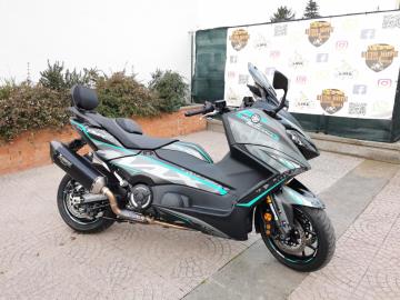 YAMAHA T-MAX 560 TECH MAX

Immatricolato 2024, 562cc, 48Cv 35Kw, 860Km, Euro5

*** Colorazione Dark Magma Grafiche ***

** Garanzia Ufficiale Yamaha 7 ANNI **

Accessori: Scarico completo Akrapovic, corpo farfallato, trasmissione completa, filtro aria sportivo, mappatura al banco, schienalino tutte le parti originali.

Con: Motore Bicilindrico parallelo, Abs, computer di bordo, strumentazione TFT da 7 gestibile con il joystick laterale e telefono collegabile tramite app o cavetto, 2 mappe T S, Ride by Wire, Luci a Led anteriore e posteriore con frecce integrate, ampio vano sottosella, cassetto retroscudo con presa Usb, leva freno a mano, doppio cavalletto centrale e laterale, freni a disco anteriori da 267mm e da 282mm al posteriore, cerchi da 15 .

Il prezzo proposto di euro 15.000,00euro Ã¨ legato alla promozione web che prevede un acquisto tramite un anticipo e la restante parte rimanente in finanziamento.
Il prezzo senza promo Ã¨ di euro 15.900,00euro.

Rimangono sempre esclusi i costi :
-del passaggio di proprietÃ  pari ad euro 200,00.
-messa su strada pari ad euro 300,00 che include controlli tagliando completo preconsegna (olio,filtro olio, filtro aria e tutti i componenti necessari al ripristino), 12 mesi di garanzia estendibili a 24 36mesi in base al veicolo e copre i componenti non soggetti ad usura (dettagli in sede).

Il prezzo del veicolo pubblicizzato Ã¨ stato calcolato utilizzando tutte le campagne commerciali a disposizione.

*************

I NOSTRI SERVIZI :
-Acquisto diretto con pagamento immediato
-conto vendita
-vendita auto, moto e scooter usati e garantiti
-vendita veicoli d'epoca
-permuta auto con moto e viceversa
-noleggio breve e lungo termine
-finanziamenti personalizzati (rata costante,mini e maxi rate, leasing)
-assistenza post-vendita con societÃ  di garanzie e officine partner
-assicurazioni
-consulenze e stime per acquisti tra privati

VISITA il nostro sito internet: automotousateroma.it oppure scarica la nostra App: automotousateroma dall' Apple store o Play store per restare aggiornato sui nostri ultimi arrivi.

VIENI A TROVARCI PER VEDERE DAL VIVO QUESTO VEICOLO :
Auto Moto Usate Roma s.r.l.Via Appia Nuova 23, 00047, Marino (RM) (adiacente Sorelle Ramonda)

*************

HAI UNA PERMUTA?
compila il form sull'App o nel nostro sito automotousateroma.it
oppure inviaci foto e descrizione (modello anno km motore ...)
al nostro numero whatsapp : Cell. 351-4646876 o Whats. 366-6562866 Fisso 06-7215841 e-mail : info@automotousateroma.it

*************
La Auto Moto Usate Roma Srl declina ogni responsabilitÃ  per eventuali involontarie incongruenze che non rappresentano in alcun modo un impegno contrattuale e invitano i clienti a verificare sempre dal vivo la correttezza dei dati che potrebbero non coincidere con lâ€™effettivo equipaggiamento del veicolo spesso dovuto alla incompatibilitÃ  dei dati trasmessi sulle varie piattaforme web.
