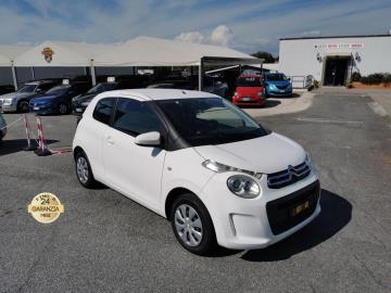 CITROEN C1 AIRSCAPE VTi SHINE

Immaricolata 2015, 998cc, 95.000Km, 51Kw 69Cv, Euro6B, 3porte 4posti.

Con: Motore a 3 cilindri, cambio a 5 rapporti, Abs, Esc, Airbag, vetri elettrici, stereo Radio Mp3 con Bluetooth e presa USB, fendinebbia, climatizzatore manuale, chiusura centralizzata, fari anteriori a Led diurni, Interni in tessuto Wave Grey, Irc (indicatore cambio di rapporto), sedile conducente regolabile in altezza, sedile posteriore ribaltabile 50 50, volante regolabile in altezza, cerchi da 14 con ruotino.

Il prezzo proposto di euro 6.400,00euro Ã¨ legato alla promozione web che prevede un acquisto tramite finanziamento di intero importo. Info in sede.
Il prezzo senza promo Ã¨ di euro 6.800,00.

Rimangono sempre esclusi i costi :
-del passaggio di proprietÃ  pari ad euro 450,00.
-messa su strada pari ad euro 400,00 che include controlli tagliando completo preconsegna (olio,filtro olio, filtro aria e tutti icomponenti necessari al ripristino ivi compresi kit distribuzione),igienizzazione interni, kit ruota di scorta o kit gonfiaggio, 12 mesi di garanzia estendibili a 24 36mesi in base al veicolo e copre i componenti non soggetti ad usura (dettagli in sede).
Il prezzo del veicolo pubblicizzato Ã¨ stato calcolato utilizzando tutte le campagne commerciali a disposizione.

*************

I NOSTRI SERVIZI :
-Acquisto diretto con pagamento immediato
-conto vendita
-vendita auto, moto e scooter usati e garantiti
-vendita veicoli d'epoca
-permuta auto con moto e viceversa
-noleggio breve e lungo termine
-finanziamenti personalizzati (rata costante,mini e maxi rate, leasing)
-assistenza post-vendita con societÃ  di garanzie e officine partner
-assicurazioni
-consulenze e stime per acquisti tra privati


VIENI A TROVARCI PER VEDERE DAL VIVO QUESTO VEICOLO :
Auto Moto Usate Roma s.r.l.Via Appia Nuova 23, 00047, Marino (RM) (adiacente Sorelle Ramonda)

HAI UNA PERMUTA?
compila il form sull'App o nel nostro sito automotousateroma.it
oppure inviaci foto e descrizione (modello anno km motore ...)
al nostro numero whatsapp : Cell. 366-6562866 o 351-4646876 Fisso 06-7215841 e-mail : info@automotousateroma.it

La Auto Moto Usate Roma Srl declina ogni responsabilitÃ  per eventuali involontarie incongruenze che non rappresentano in alcun modo un impegno contrattuale e invitano i clienti a verificare sempre dal vivo la correttezza dei dati che potrebbero non coincidere con lâ€™effettivo equipaggiamento del veicolo spesso dovuto alla incompatibilitÃ  dei dati trasmessi sulle varie piattaforme web.


