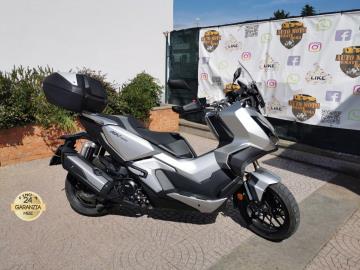 HONDA ADV 350

Immatricolato 2023, 330cc, 6.600Km, 30Cv 22Kw, Euro5.

*** Scooter UNICOPROPRIETARIO, in Garanzia Ufficiale HONDA ***

Con: Motore Monocilindrico, Abs, computer di bordo, raffreddamento a liquido, antifurto e bauletto originale HONDA, cupolino regolabile, vano porta oggetti laterale con presa USB, ampio vano sotto sella, freni a disco da 256mm anteriori e da 245mm al posteriore, cerchi da 15 anteriori e da 14 al posteriore.

Rimangono sempre esclusi i costi :
-del passaggio di proprietÃ  pari ad euro 200,00.
-messa su strada pari ad euro 300,00 che include controlli tagliando completo preconsegna (olio,filtro olio, filtro aria e tutti i componenti necessari al ripristino), 12 mesi di garanzia estendibili a 24 36mesi in base al veicolo e copre i componenti non soggetti ad usura (dettagli in sede).

Il prezzo del veicolo pubblicizzato Ã¨ stato calcolato utilizzando tutte le campagne commerciali a disposizione.

*************

I NOSTRI SERVIZI :
-Acquisto diretto con pagamento immediato
-conto vendita
-vendita auto, moto e scooter usati e garantiti
-vendita veicoli d'epoca
-permuta auto con moto e viceversa
-noleggio breve e lungo termine
-finanziamenti personalizzati (rata costante,mini e maxi rate, leasing)
-assistenza post-vendita con societÃ  di garanzie e officine partner
-assicurazioni
-consulenze e stime per acquisti tra privati

VISITA il nostro sito internet: automotousateroma.it oppure scarica la nostra App: automotousateroma dall' Apple store o Play store per restare aggiornato sui nostri ultimi arrivi.

VIENI A TROVARCI PER VEDERE DAL VIVO QUESTO VEICOLO :
Auto Moto Usate Roma s.r.l.Via Appia Nuova 23, 00047, Marino (RM) (adiacente Sorelle Ramonda)

*************

HAI UNA PERMUTA?
compila il form sull'App o nel nostro sito automotousateroma.it
oppure inviaci foto e descrizione (modello anno km motore ...)
al nostro numero whatsapp : Cell. 351-4646876 o Whats. 366-6562866 Fisso 06-7215841 e-mail : info@automotousateroma.it

*************
La Auto Moto Usate Roma Srl declina ogni responsabilitÃ  per eventuali involontarie incongruenze che non rappresentano in alcun modo un impegno contrattuale e invitano i clienti a verificare sempre dal vivo la correttezza dei dati che potrebbero non coincidere con lâ€™effettivo equipaggiamento del veicolo spesso dovuto alla incompatibilitÃ  dei dati trasmessi sulle varie piattaforme web.
