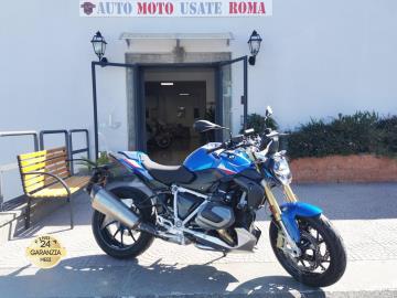 BMW R 1250 R â€œ SPORT AKRAPOVIC â€œ

Immatricolazione 06 2023, 1254cc, 100kw 136cv, 2.900km, Euro5.

** Versione MONOPOSTO **

Colorazione SPORT (520Euro) Unicoproprietario, Moto in garanzia ufficiale BMW.

Con: Scarico Akrapovic, frecce led, computer di bordo, ABS, ASC (controllo
di trazione), ESA (sospensioni elettroniche), cambio elettroassistito
PRO, porta navigatore BMW, manopole riscaldabili tre mappature motore,
tre freni a disco anteriore 320mm al posteriore 275mm con cerchi da 17â€.

Il prezzo proposto di 13.800,00euro Ã¨ legato alla
promozione web che prevede un acquisto tramite un anticipo e la restante parte rimanente in finanziamento.
Il prezzo senza promo Ã¨ di 14.800,00euro.

Rimangono sempre esclusi i costi :
-del passaggio di proprietÃ  pari ad euro 200,00.
-messa su strada pari ad euro 300,00 che include controlli tagliando completo preconsegna (olio,filtro olio, filtro aria e tutti i componenti necessari al ripristino), 12 mesi di garanzia estendibili a 24 36mesi in base al veicolo e copre i componenti non soggetti ad usura (dettagli in sede).

Il prezzo del veicolo pubblicizzato Ã¨ stato calcolato utilizzando tutte le campagne commerciali a disposizione.

*************

I NOSTRI SERVIZI :
-Acquisto diretto con pagamento immediato
-conto vendita
-vendita auto, moto e scooter usati e garantiti
-vendita veicoli d'epoca
-permuta auto con moto e viceversa
-noleggio breve e lungo termine
-finanziamenti personalizzati (rata costante,mini e maxi rate, leasing)
-assistenza post-vendita con societÃ  di garanzie e officine partner
-assicurazioni
-consulenze e stime per acquisti tra privati

VISITA il nostro sito internet: automotousateroma.it oppure scarica la nostra App: automotousateroma dall' Apple store o Play store per restare aggiornato sui nostri ultimi arrivi.

VIENI A TROVARCI PER VEDERE DAL VIVO QUESTO VEICOLO :
Auto Moto Usate Roma s.r.l.Via Appia Nuova 23, 00047, Marino (RM) (adiacente Sorelle Ramonda)

*************

HAI UNA PERMUTA?
compila il form sull'App o nel nostro sito automotousateroma.it
oppure inviaci foto e descrizione (modello anno km motore ...)
al nostro numero whatsapp : Cell. 351-4646876 o Whats. 366-6562866 Fisso 06-7215841 e-mail : info@automotousateroma.it

*************
La Auto Moto Usate Roma Srl declina ogni responsabilitÃ  per eventuali involontarie incongruenze che non rappresentano in alcun modo un impegno contrattuale e invitano i clienti a verificare sempre dal vivo la correttezza dei dati che potrebbero non coincidere con lâ€™effettivo equipaggiamento del veicolo spesso dovuto alla incompatibilitÃ  dei dati trasmessi sulle varie piattaforme web.