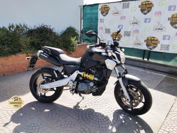 YAMAHA MT-03 660
Immatricolato 2007, 660cc, 48Cv/35Kw, 21.400Km. 
*** Moto completamente originale *** 
*** Versione depotenziabile a 25 Kw *** 
Con: Motore Monocilindrico, cambio manuale a 5 rapporti, computer di bordo, sella rifoderata, dischi da 298mm anteriori e da 245mm posteriore, cerchi da 17â€. 

Rimangono sempre esclusi i costi :
-del passaggio di proprietÃ  pari ad euro 200,00.
-messa su strada pari ad euro 300,00 che include controlli/tagliando completo preconsegna (olio,filtro olio, filtro aria e tutti i componenti necessari al ripristino), 12 mesi di garanzia estendibili a 24/36mesi in base al veicolo e copre i componenti non soggetti ad usura (dettagli in sede).

*************

I NOSTRI SERVIZI : 
-Acquisto diretto con pagamento immediato 
-conto vendita
-vendita auto, moto e scooter usati e garantiti
-vendita veicoli d'epoca
-permuta auto con moto e viceversa
-noleggio breve e lungo termine
-finanziamenti personalizzati (rata costante,mini e  maxi rate, leasing)
-assistenza post-vendita con societÃ  di garanzie e officine partner
-assicurazioni
-consulenze e stime per acquisti tra privati

VISITA il nostro sito internet: automotousateroma.it oppure scarica la nostra App: automotousateroma dall' Apple store o Play store per restare aggiornato sui nostri ultimi arrivi.

VIENI A TROVARCI PER VEDERE DAL VIVO QUESTO VEICOLO :
Auto Moto Usate Roma s.r.l.Via Appia Nuova 23, 00047, Marino (RM) (adiacente Sorelle Ramonda)

*************

HAI UNA PERMUTA?
compila il form sull'App o nel nostro sito automotousateroma.it
oppure inviaci foto e descrizione (modello anno km motore ...)
al nostro numero whatsapp : Cell. 366-6562866 o 351-4646876 Fisso 06-7215841 e-mail :  info@automotousateroma.it

*************
La Auto Moto Usate Roma Srl declina ogni responsabilitÃ  per eventuali involontarie incongruenze che non rappresentano in alcun modo un impegno contrattuale e invitano i clienti a verificare sempre dal vivo la correttezza dei dati che potrebbero non coincidere con lâ€™effettivo equipaggiamento del veicolo spesso dovuto alla incompatibilitÃ  dei dati trasmessi sulle varie piattaforme web.
