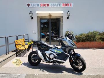 HONDA X-ADV 750 DCT SPECIAL EDITION

Immatricolato 2024, 745cc, 13.500Km, 58Cv 43Kw, Euro5.

** Colorazione Iridium Grey Metallice **

Con: Motore Bicilindrico, Cambio Automatico Sequenziale a 6 rapporti, Abs, Tc, 4 mappature Motore: Standard-Sport-Rain-Gravel-User, fari a Led, cupolino regolabile, raffreddamento a Liquido, vano retro scudo laterale, vano sottosella, doppio cavalletto laterale e centrale, freni a disco anteriori da 296 mm e poteriore da 240 mm, cerchi a raggi da 17 anteriore e da 15 posteriore.

Accessoriato con: Tubolari paramotore, faretti di profonditÃ , pedane cromate, freno a mano.

Il prezzo proposto di euro 10.400,00euro Ã¨ legato alla promozione web che prevede un acquisto tramite finanziamento.
Il prezzo senza promo Ã¨ di euro 11.000,00euro.


Rimangono sempre esclusi i costi :
-del passaggio di proprietÃ  pari ad euro 200,00.
-messa su strada pari ad euro 300,00 che include controlli tagliando completo preconsegna (olio,filtro olio, filtro aria e tutti i componenti necessari al ripristino), 12 mesi di garanzia estendibili a 24 36mesi in base al veicolo e copre i componenti non soggetti ad usura (dettagli in sede).

Il prezzo del veicolo pubblicizzato Ã¨ stato calcolato utilizzando tutte le campagne commerciali a disposizione.

*************

I NOSTRI SERVIZI :
-Acquisto diretto con pagamento immediato
-conto vendita
-vendita auto, moto e scooter usati e garantiti
-vendita veicoli d'epoca
-permuta auto con moto e viceversa
-noleggio breve e lungo termine
-finanziamenti personalizzati (rata costante,mini e maxi rate, leasing)
-assistenza post-vendita con societÃ  di garanzie e officine partner
-assicurazioni
-consulenze e stime per acquisti tra privati

VISITA il nostro sito internet: automotousateroma.it oppure scarica la nostra App: automotousateroma dall' Apple store o Play store per restare aggiornato sui nostri ultimi arrivi.

VIENI A TROVARCI PER VEDERE DAL VIVO QUESTO VEICOLO :
Auto Moto Usate Roma s.r.l.Via Appia Nuova 23, 00047, Marino (RM) (adiacente Sorelle Ramonda)

*************

HAI UNA PERMUTA?
compila il form sull'App o nel nostro sito automotousateroma.it
oppure inviaci foto e descrizione (modello anno km motore ...)
al nostro numero whatsapp : Cell. 351-4646876 o Whats. 366-6562866 Fisso 06-7215841 e-mail : info@automotousateroma.it

*************
La Auto Moto Usate Roma Srl declina ogni responsabilitÃ  per eventuali involontarie incongruenze che non rappresentano in alcun modo un impegno contrattuale e invitano i clienti a verificare sempre dal vivo la correttezza dei dati che potrebbero non coincidere con lâ€™effettivo equipaggiamento del veicolo spesso dovuto alla incompatibilitÃ  dei dati trasmessi sulle varie piattaforme web.


