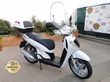 HONDA SH 150i

Immatricolato 2008, 153cc, 70.000Km, 11,6Kw 16Cv, Euro3.

Con: Motore Monocilindrico, modello a iniezione, parabrezza e bauletto originali, vano retro scudo, ampio vano sotto sella, cavalletto centrale, cerchi da 16â€.

Rimangono sempre esclusi i costi :
-del passaggio di proprietÃ  pari ad euro 200,00.
-messa su strada pari ad euro 300,00 che include controlli tagliando completo preconsegna (olio,filtro olio, filtro aria e tutti i componenti necessari al ripristino), 12 mesi di garanzia estendibili a 24 36mesi in base al veicolo e copre i componenti non soggetti ad usura (dettagli in sede).

*************

I NOSTRI SERVIZI :
-Acquisto diretto con pagamento immediato
-conto vendita
-vendita auto, moto e scooter usati e garantiti
-vendita veicoli d'epoca
-permuta auto con moto e viceversa
-noleggio breve e lungo termine
-finanziamenti personalizzati (rata costante,mini e maxi rate, leasing)
-assistenza post-vendita con societÃ  di garanzie e officine partner
-assicurazioni
-consulenze e stime per acquisti tra privati

VISITA il nostro sito internet: automotousateroma.it oppure scarica la nostra App: automotousateroma dall' Apple store o Play store per restare aggiornato sui nostri ultimi arrivi.

VIENI A TROVARCI PER VEDERE DAL VIVO QUESTO VEICOLO :
Auto Moto Usate Roma s.r.l.Via Appia Nuova 23, 00047, Marino (RM) (adiacente Sorelle Ramonda)

*************

HAI UNA PERMUTA?
compila il form sull'App o nel nostro sito automotousateroma.it
oppure inviaci foto e descrizione (modello anno km motore ...)
al nostro numero whatsapp : Cell. 366-6562866 o 351-4646876 Fisso 06-7215841 e-mail : info@automotousateroma.it

*************
La Auto Moto Usate Roma Srl declina ogni responsabilitÃ  per eventuali involontarie incongruenze che non rappresentano in alcun modo un impegno contrattuale e invitano i clienti a verificare sempre dal vivo la correttezza dei dati che potrebbero non coincidere con lâ€™effettivo equipaggiamento del veicolo spesso dovuto alla incompatibilitÃ  dei dati trasmessi sulle varie piattaforme web.
